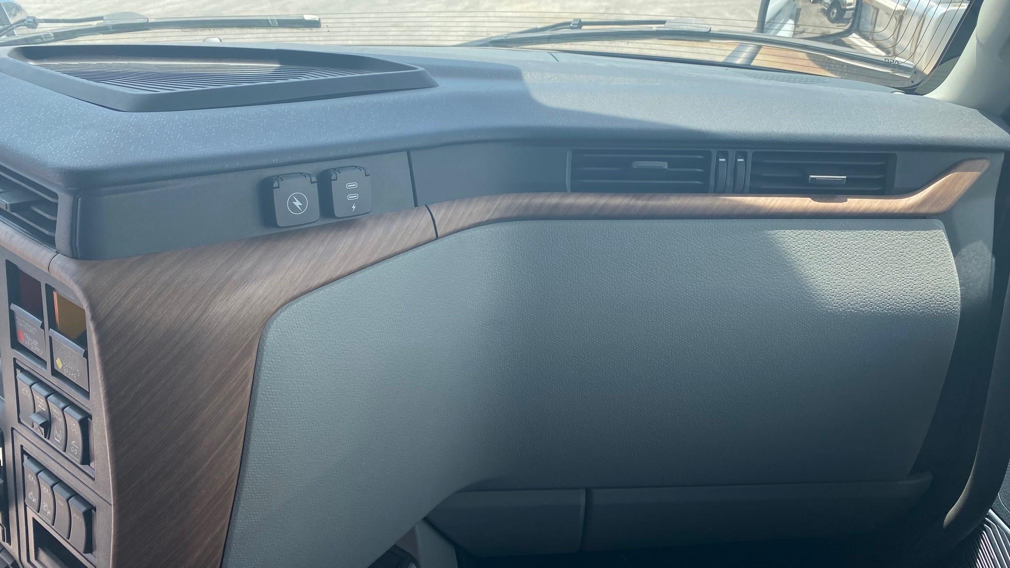 2025 Volvo VNL 860 in AUSTIN, TX — photo 15