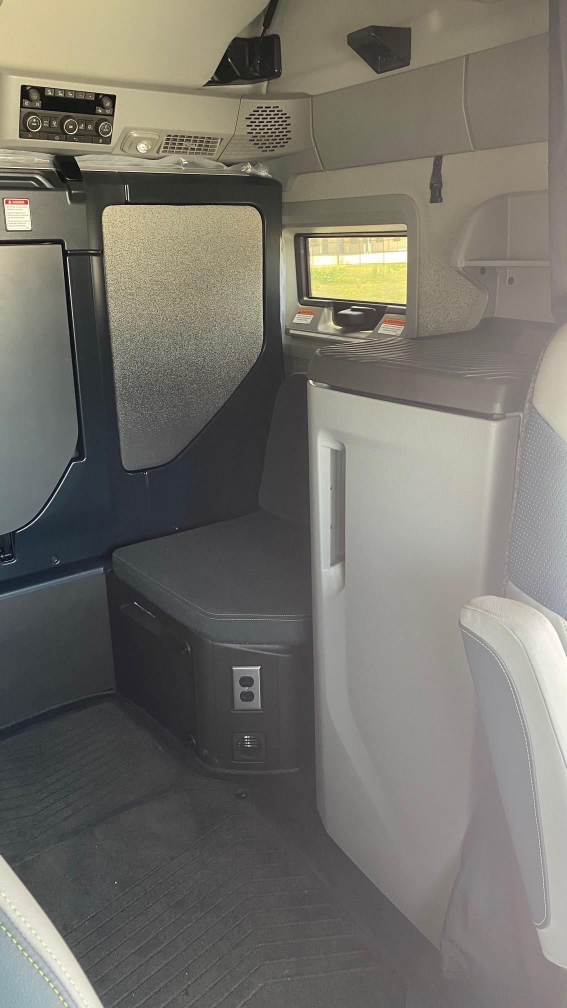 2025 Volvo VNL 860 in AUSTIN, TX — photo 18