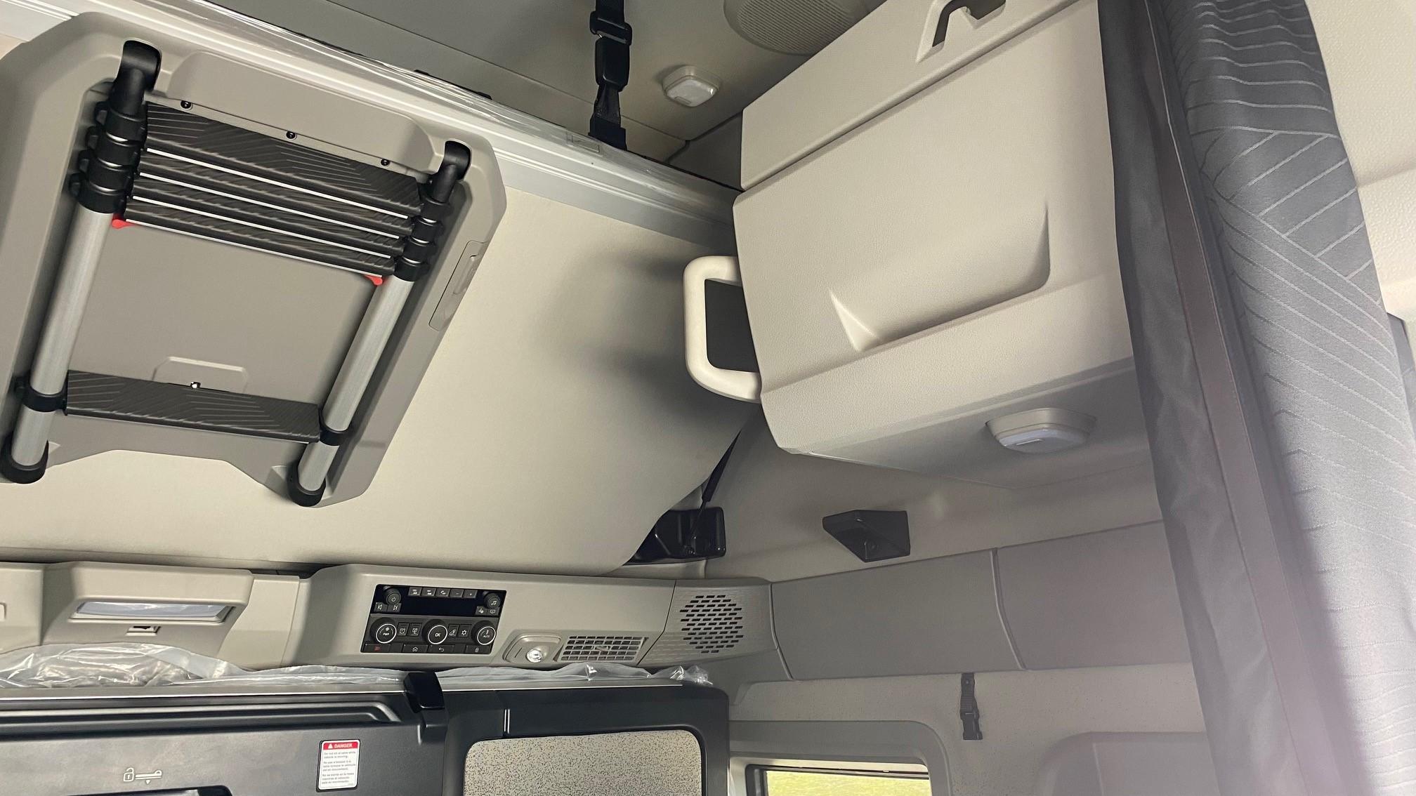 2025 Volvo VNL 860 in AUSTIN, TX — photo 19