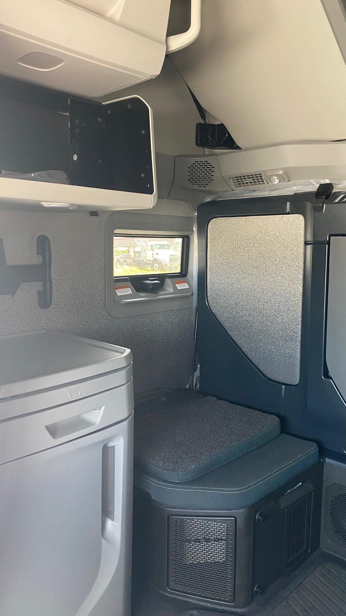 2025 Volvo VNL 860 in AUSTIN, TX — photo 21