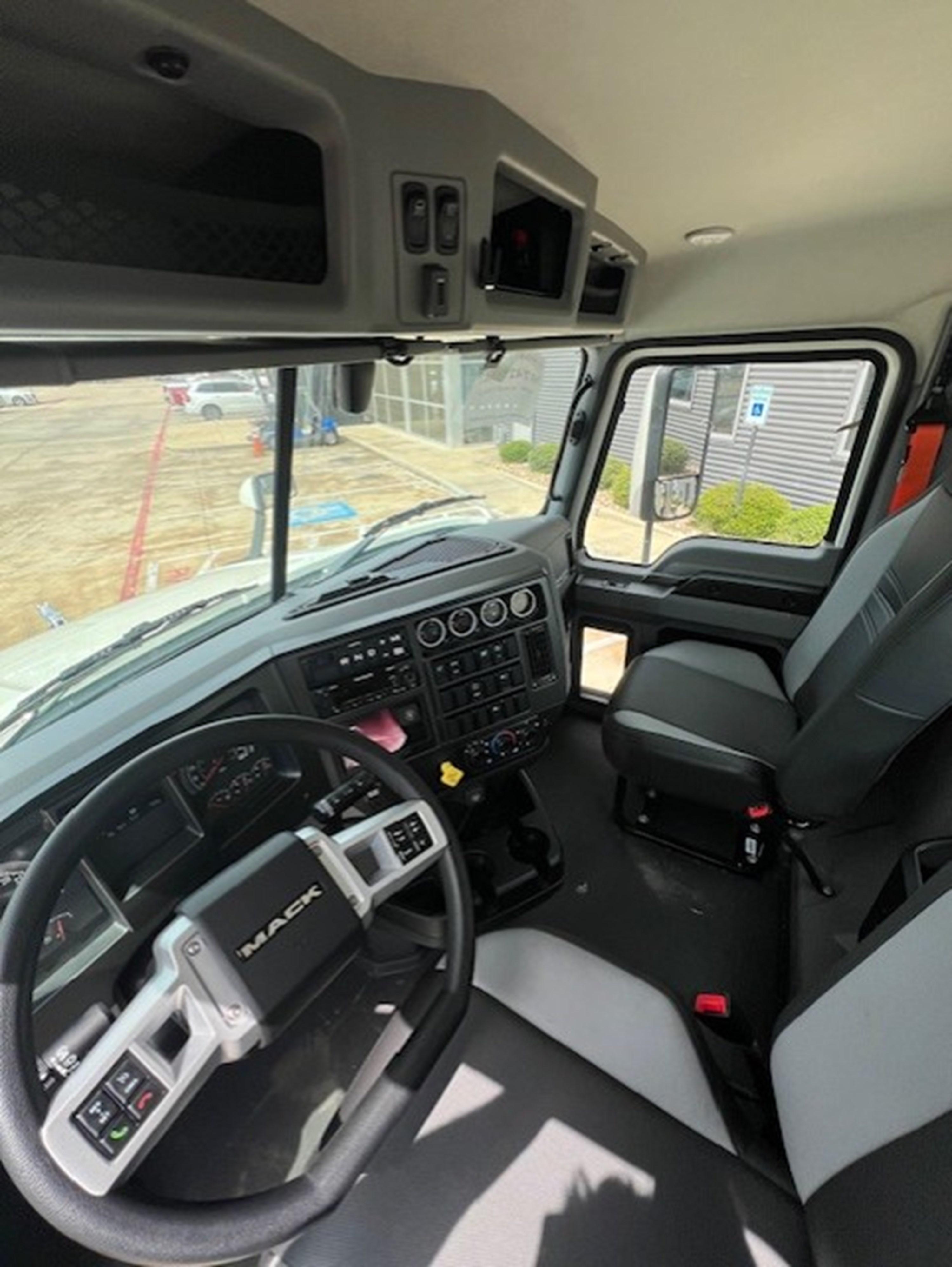 2026 Mack Anthem in HOUSTON, TX — photo 7