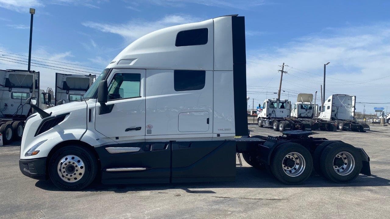 2025 Volvo VNL 660 in AUSTIN, TX — photo 2