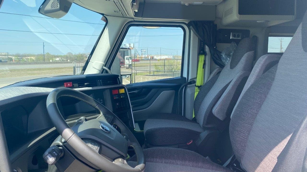 2025 Volvo VNL 660 in AUSTIN, TX — photo 10