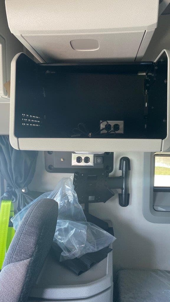2025 Volvo VNL 660 in AUSTIN, TX — photo 24