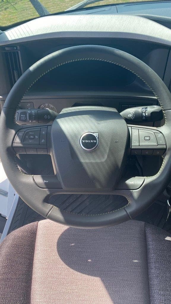 2025 Volvo VNL 660 in AUSTIN, TX — photo 30