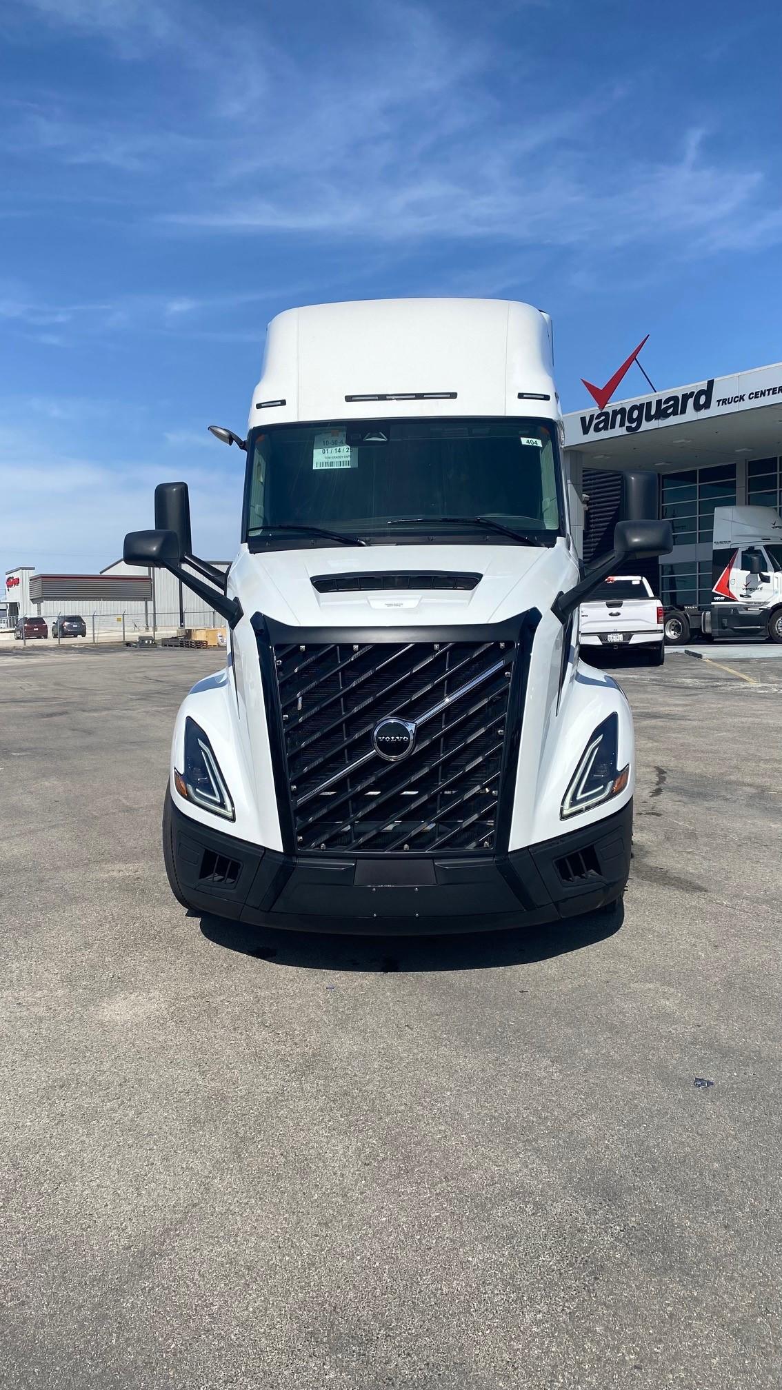 2025 Volvo VNL 660 in AUSTIN, TX — photo 2