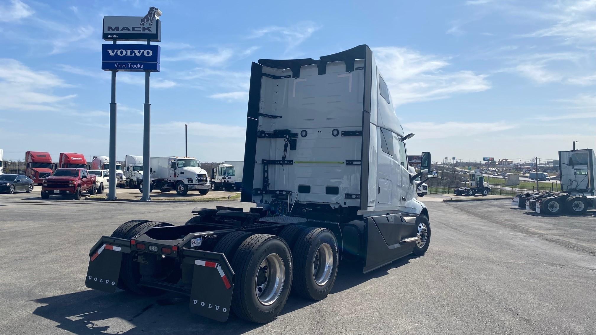 2025 Volvo VNL 660 in AUSTIN, TX — photo 6