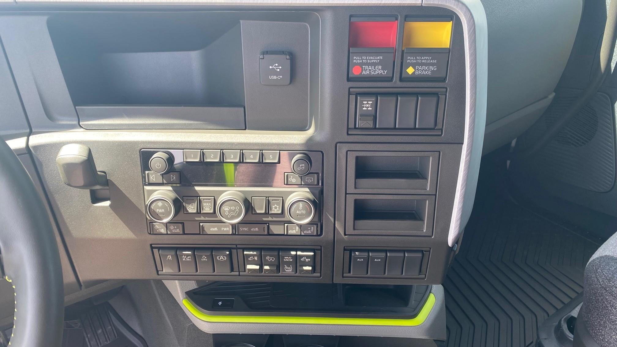 2025 Volvo VNL 660 in AUSTIN, TX — photo 15