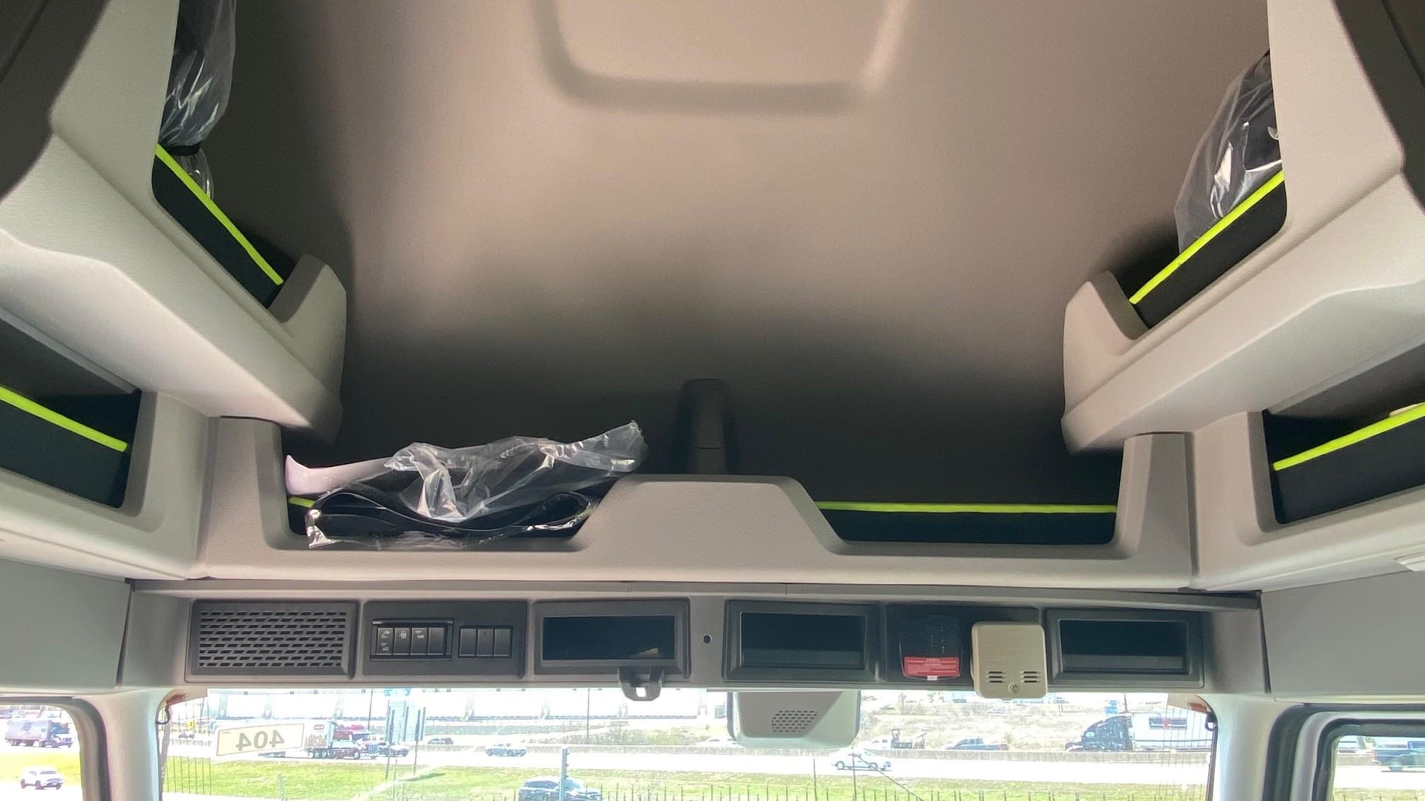 2025 Volvo VNL 660 in AUSTIN, TX — photo 16