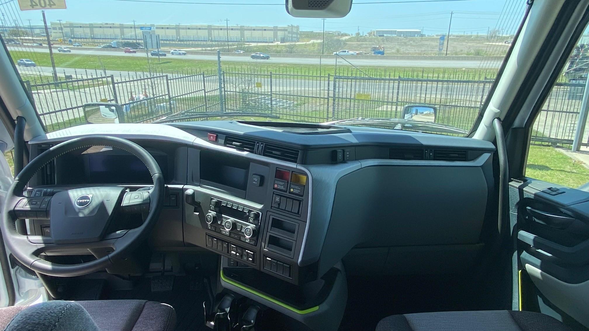 2025 Volvo VNL 660 in AUSTIN, TX — photo 17
