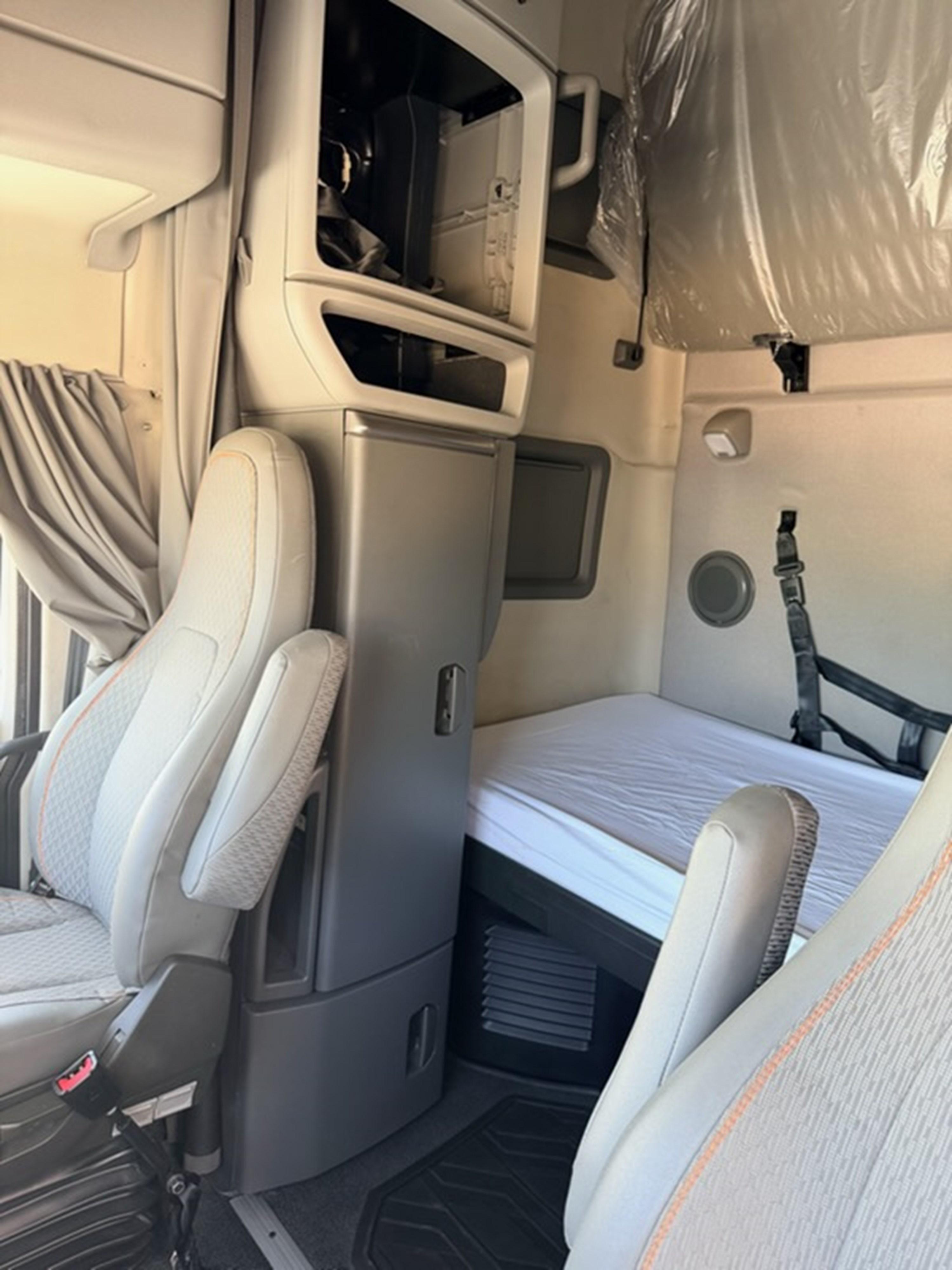 2023 Volvo VNL 760 in ATLANTA (700 & 703), GA — photo 9