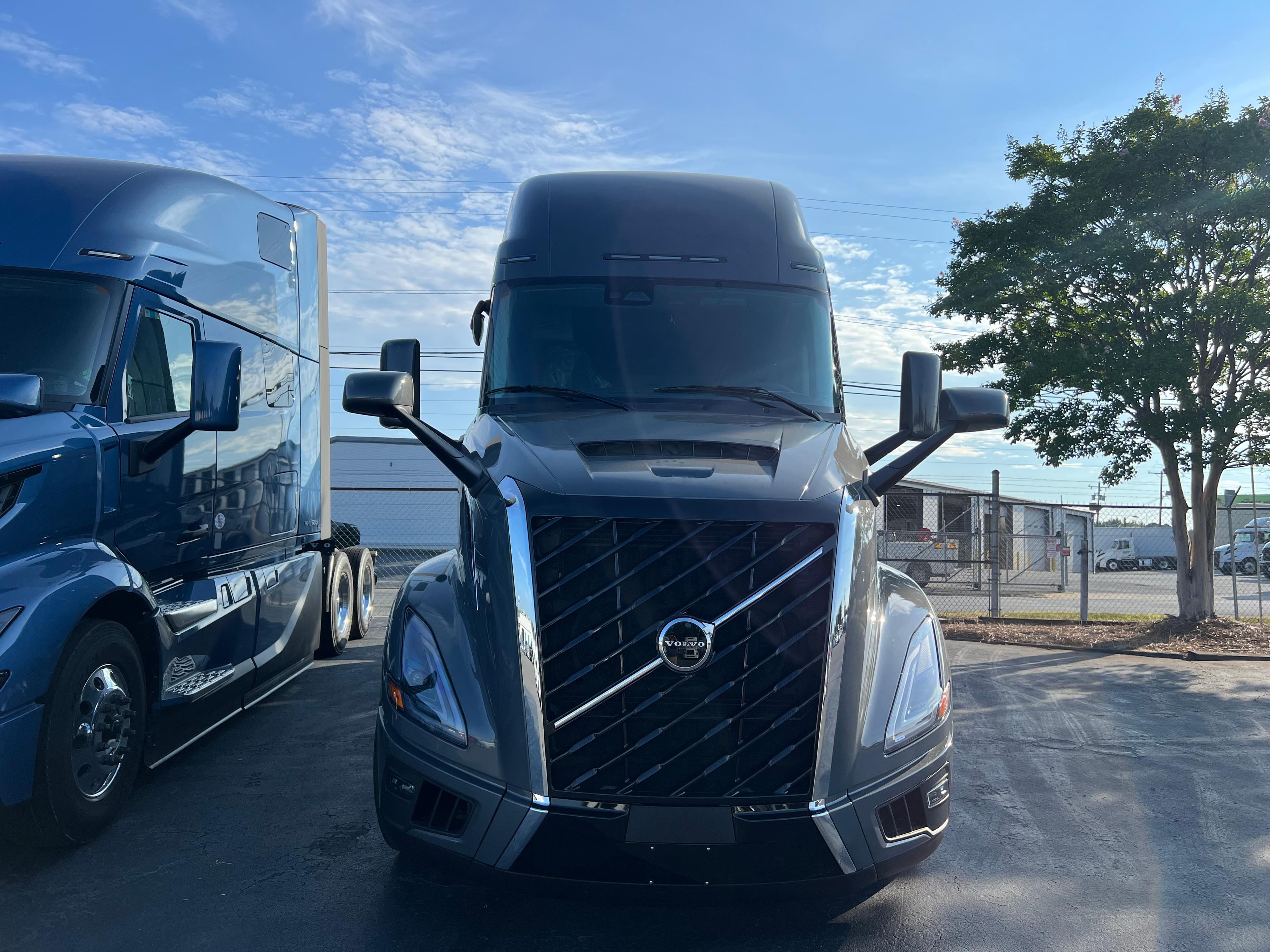 2026 Volvo VNL 860 in GREENSBORO, NC — photo 2