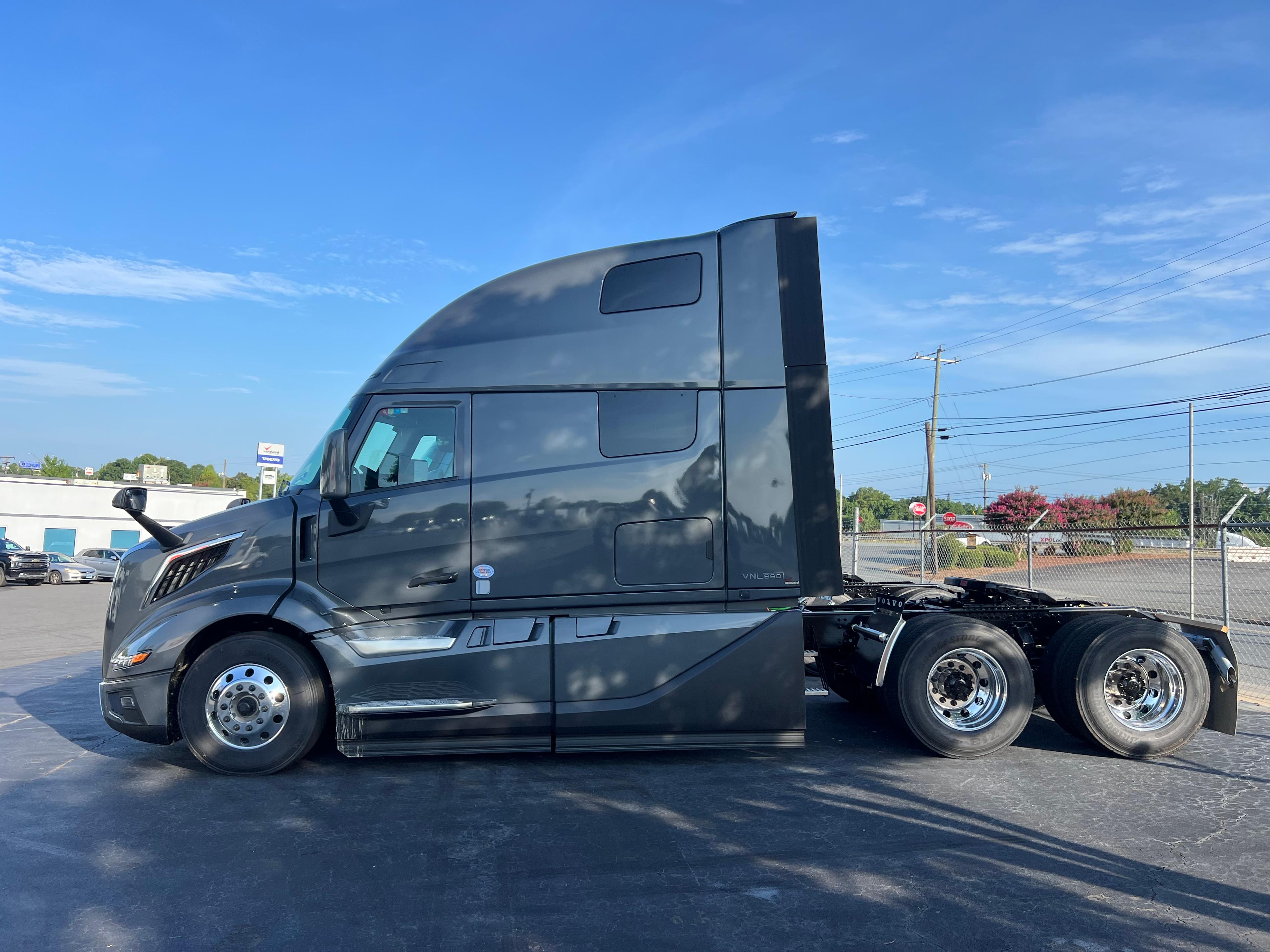 2026 Volvo VNL 860 in GREENSBORO, NC — photo 3