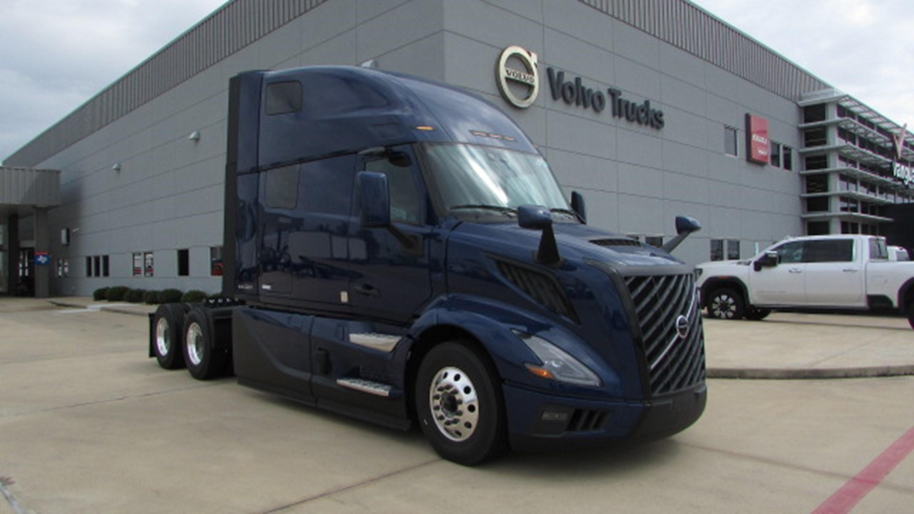 2026 Volvo VNL 860 in HOUSTON, TX — photo 2