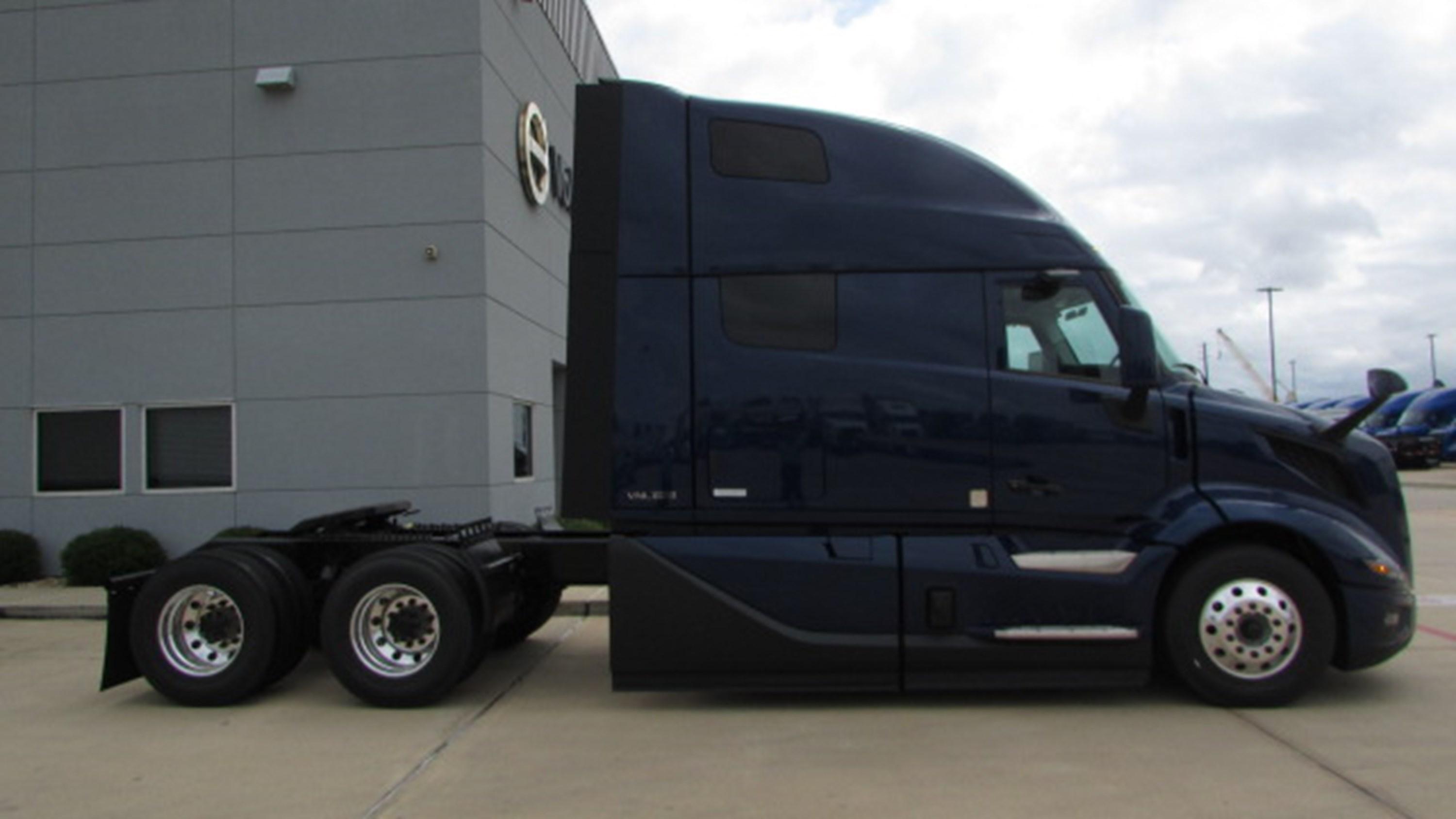 2026 Volvo VNL 860 in HOUSTON, TX — photo 3