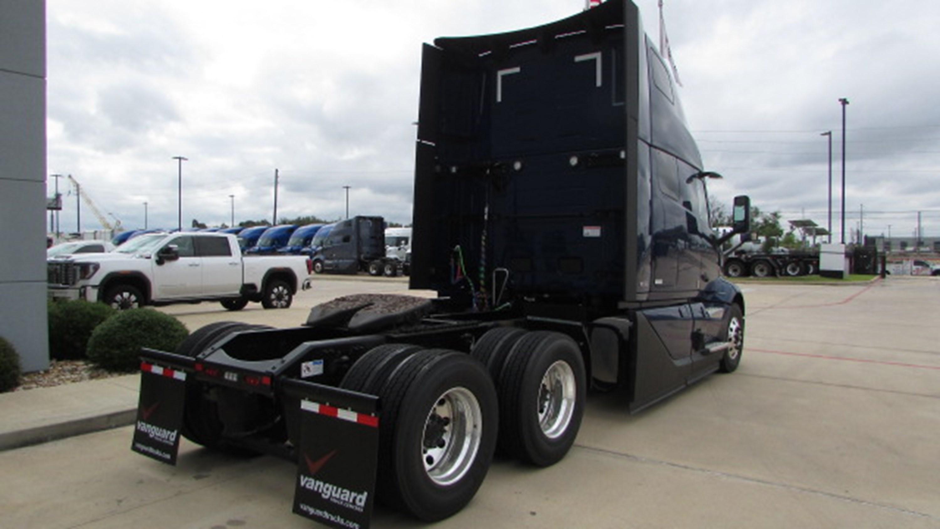 2026 Volvo VNL 860 in HOUSTON, TX — photo 5