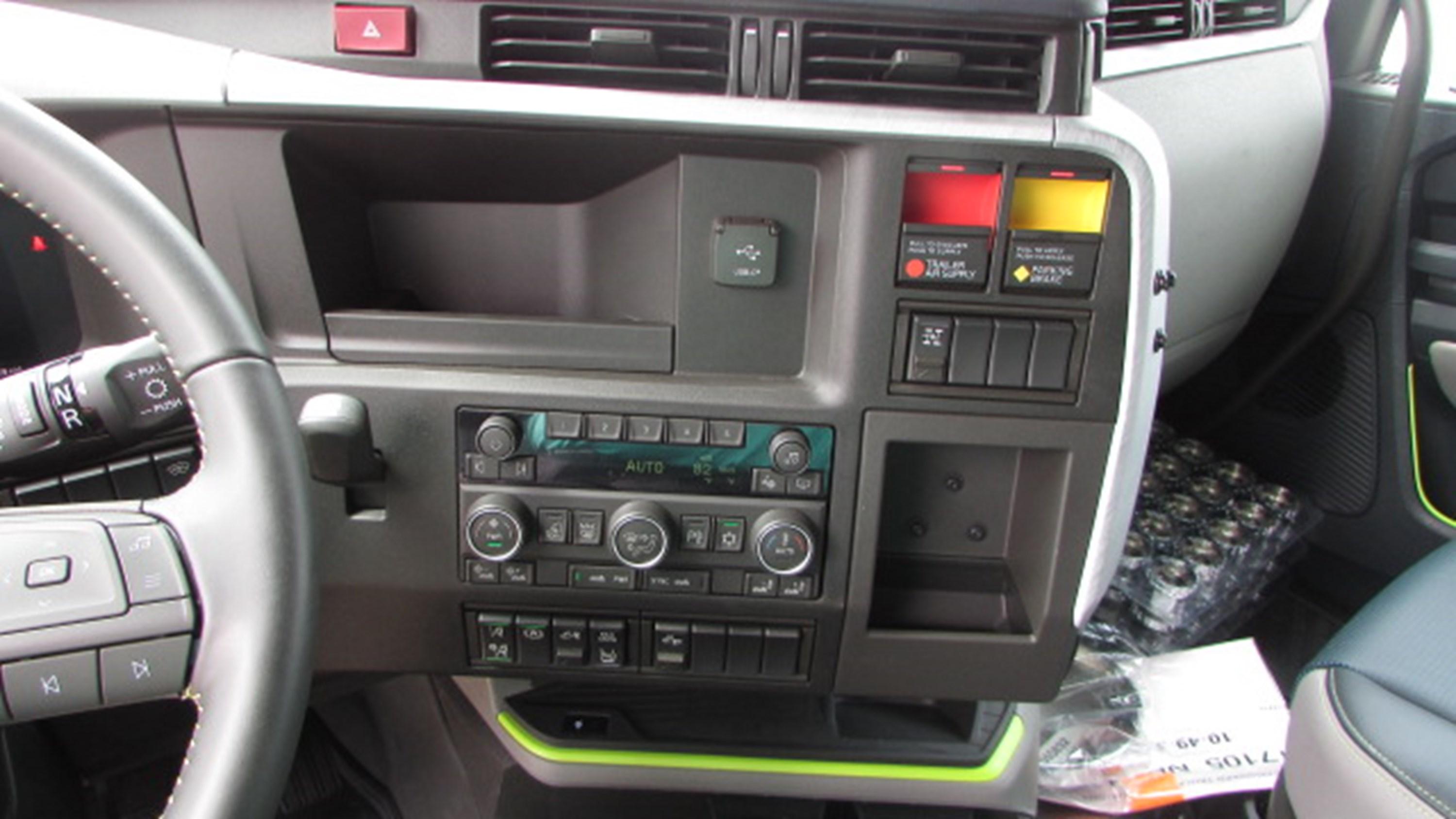 2026 Volvo VNL 860 in HOUSTON, TX — photo 17