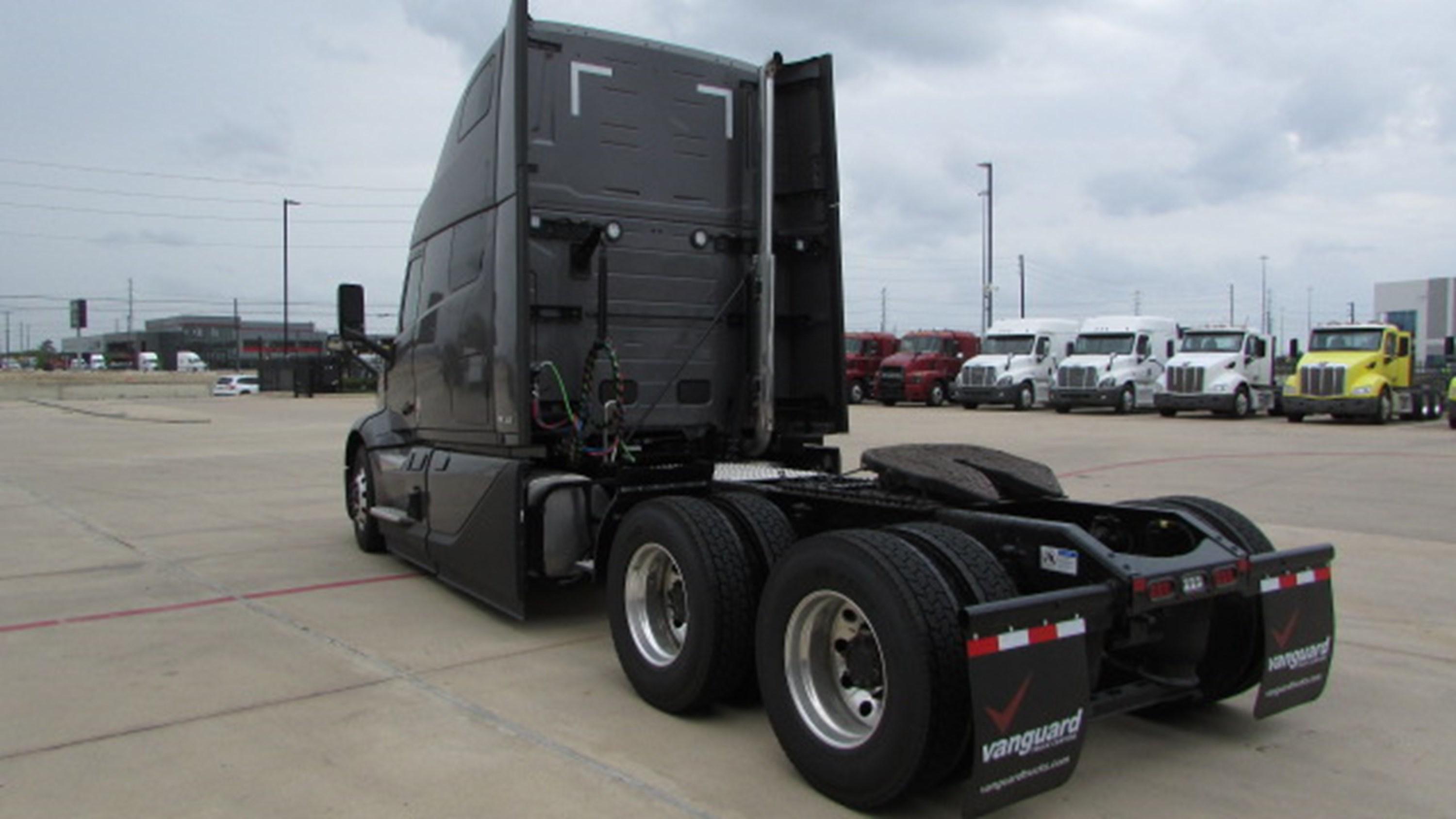 2026 Volvo VNL 860 in HOUSTON, TX — photo 6
