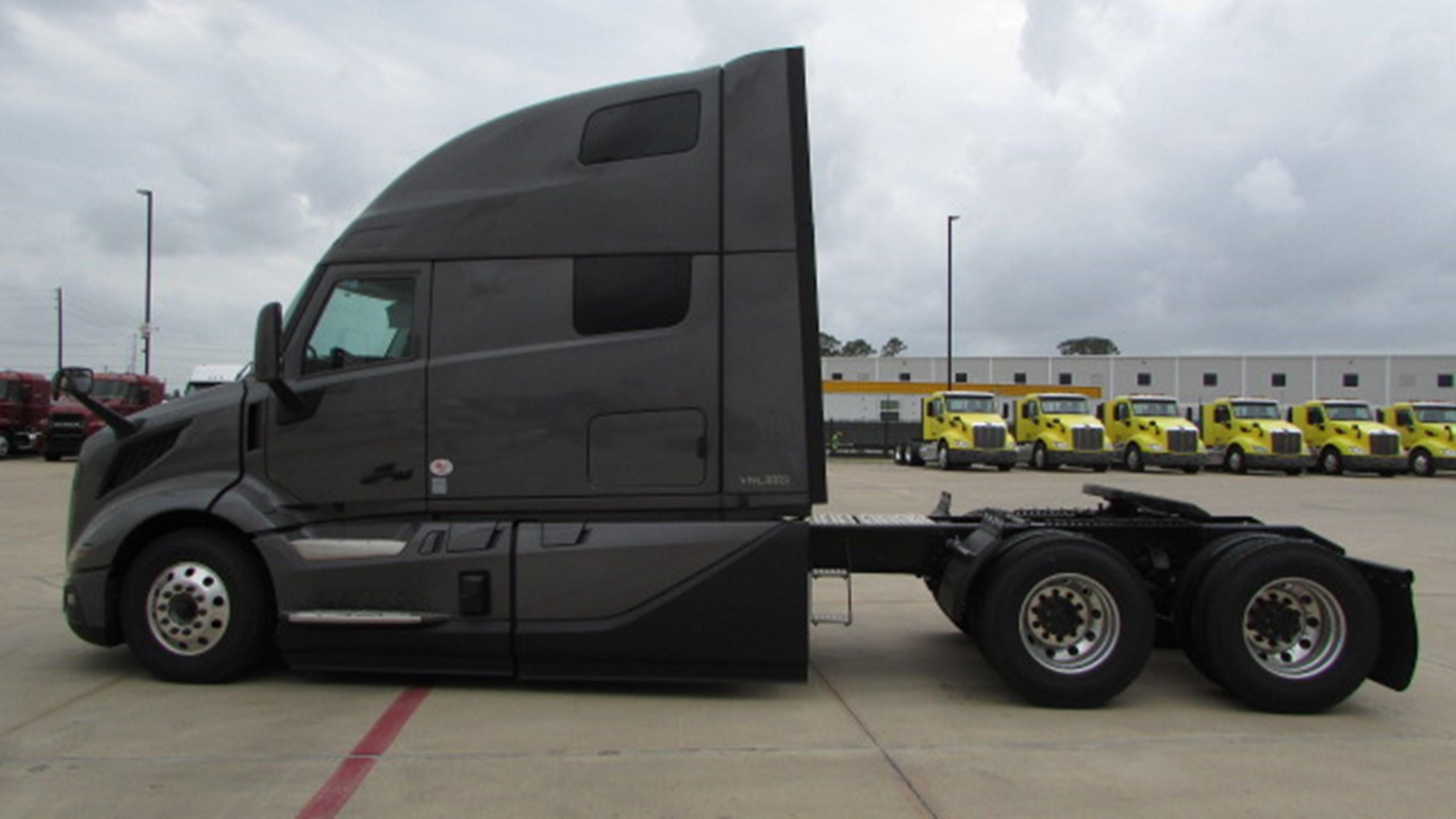 2026 Volvo VNL 860 in HOUSTON, TX — photo 7