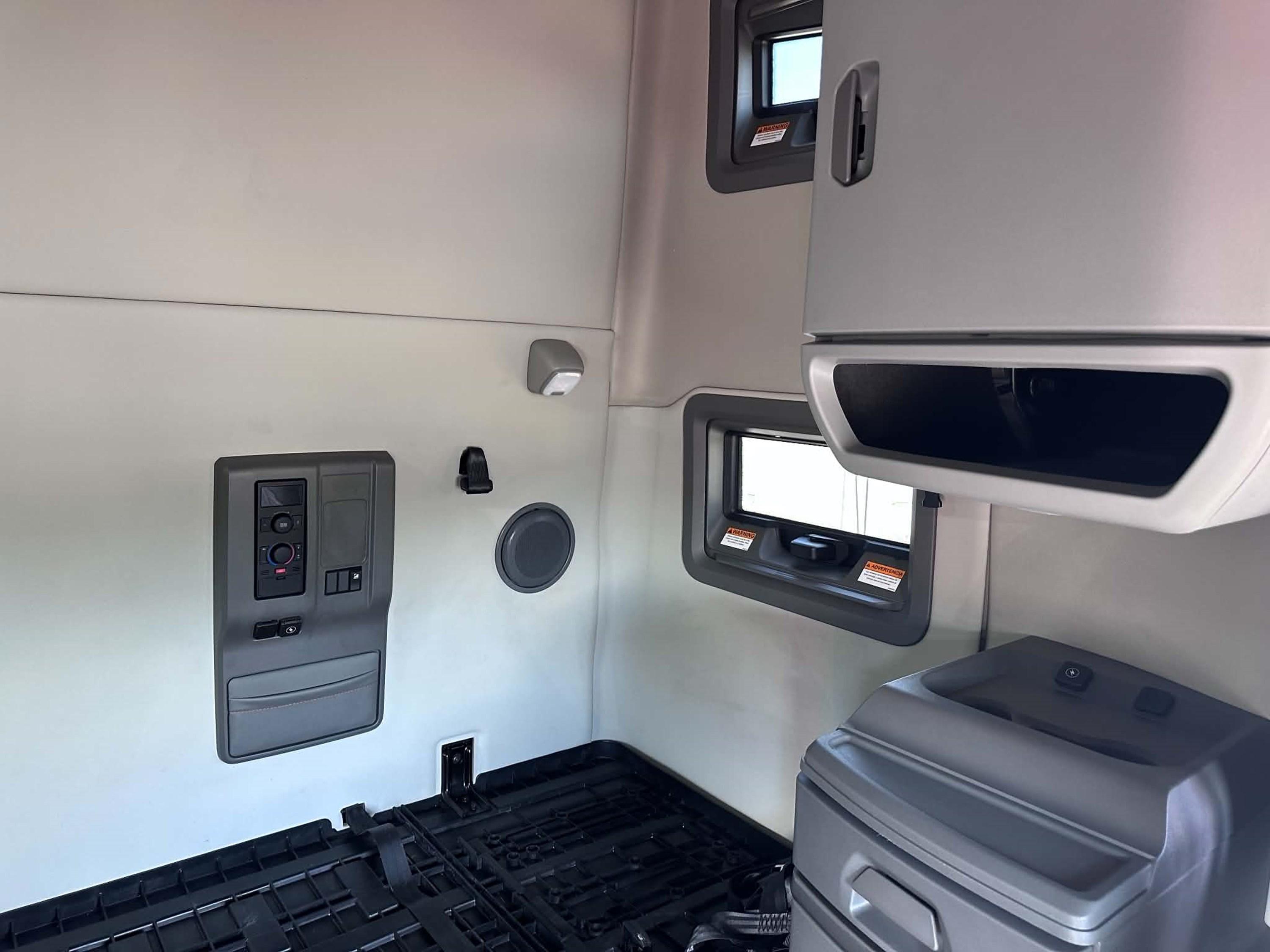 2021 Volvo VNL 760 in CLARKSVILLE, TN — photo 14