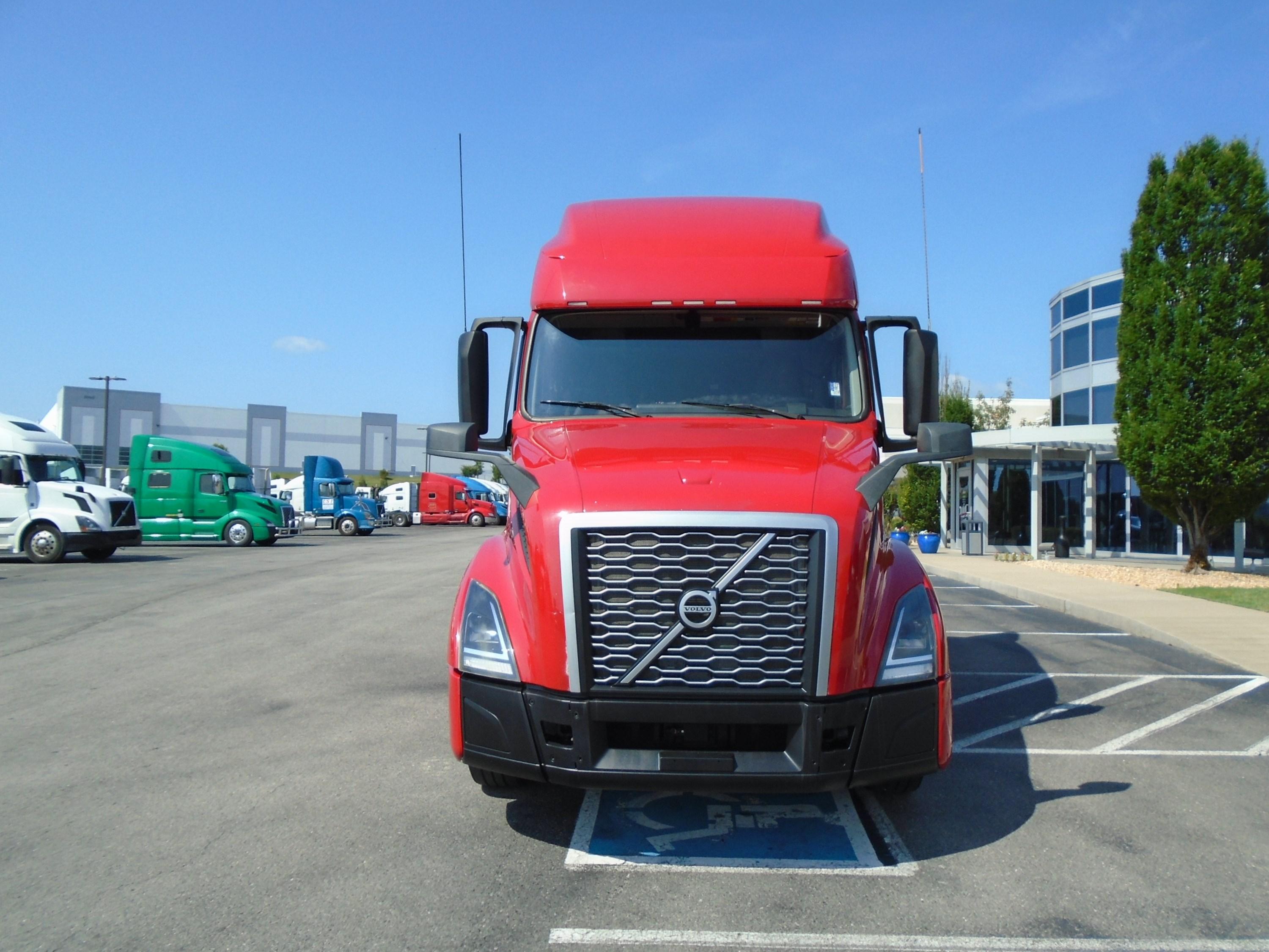 2022 Volvo VNL 760 in CLARKSVILLE, TN — photo 2