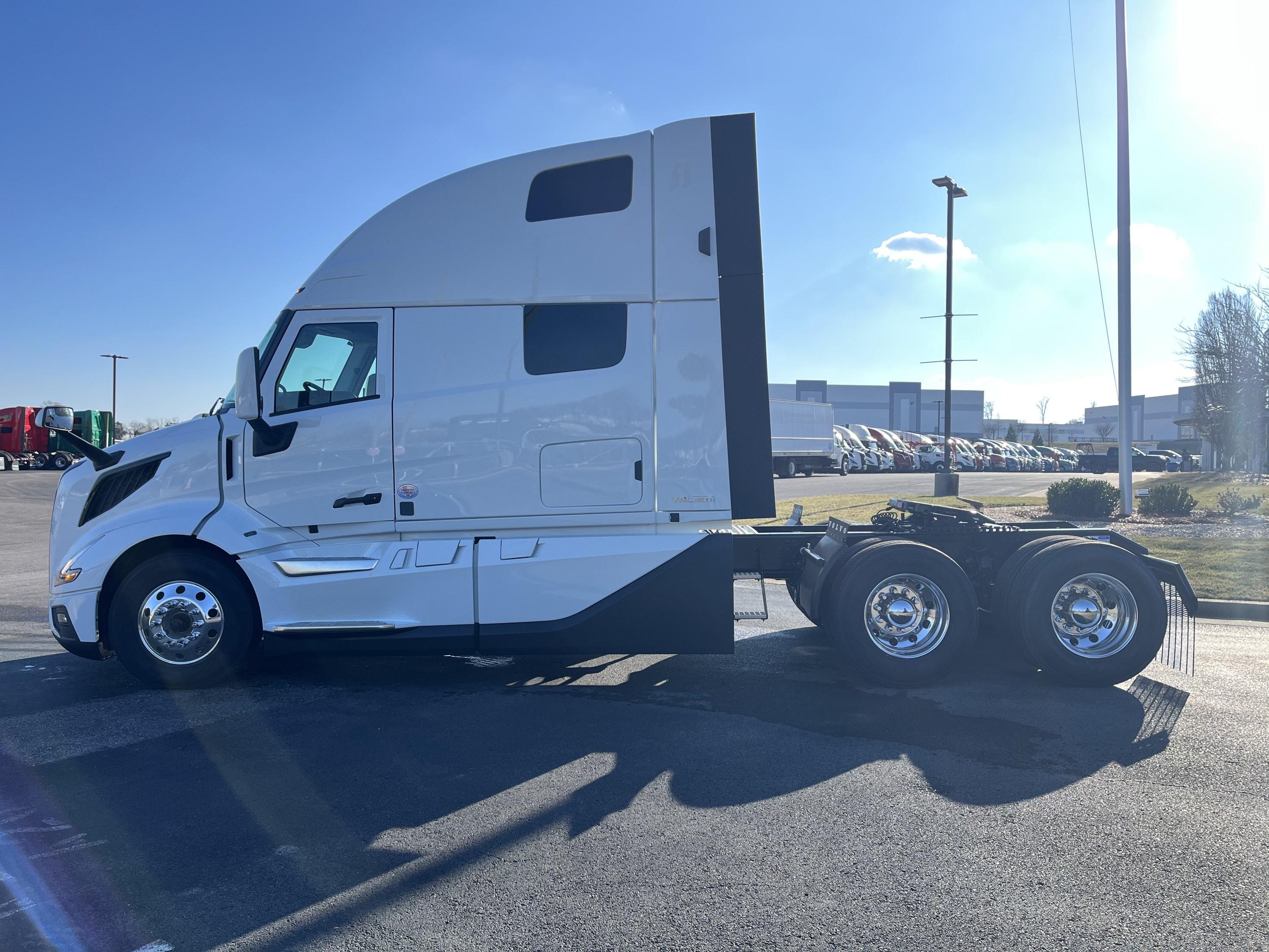 2027 Volvo VNL 860 in LA VERGNE, TN — photo 6