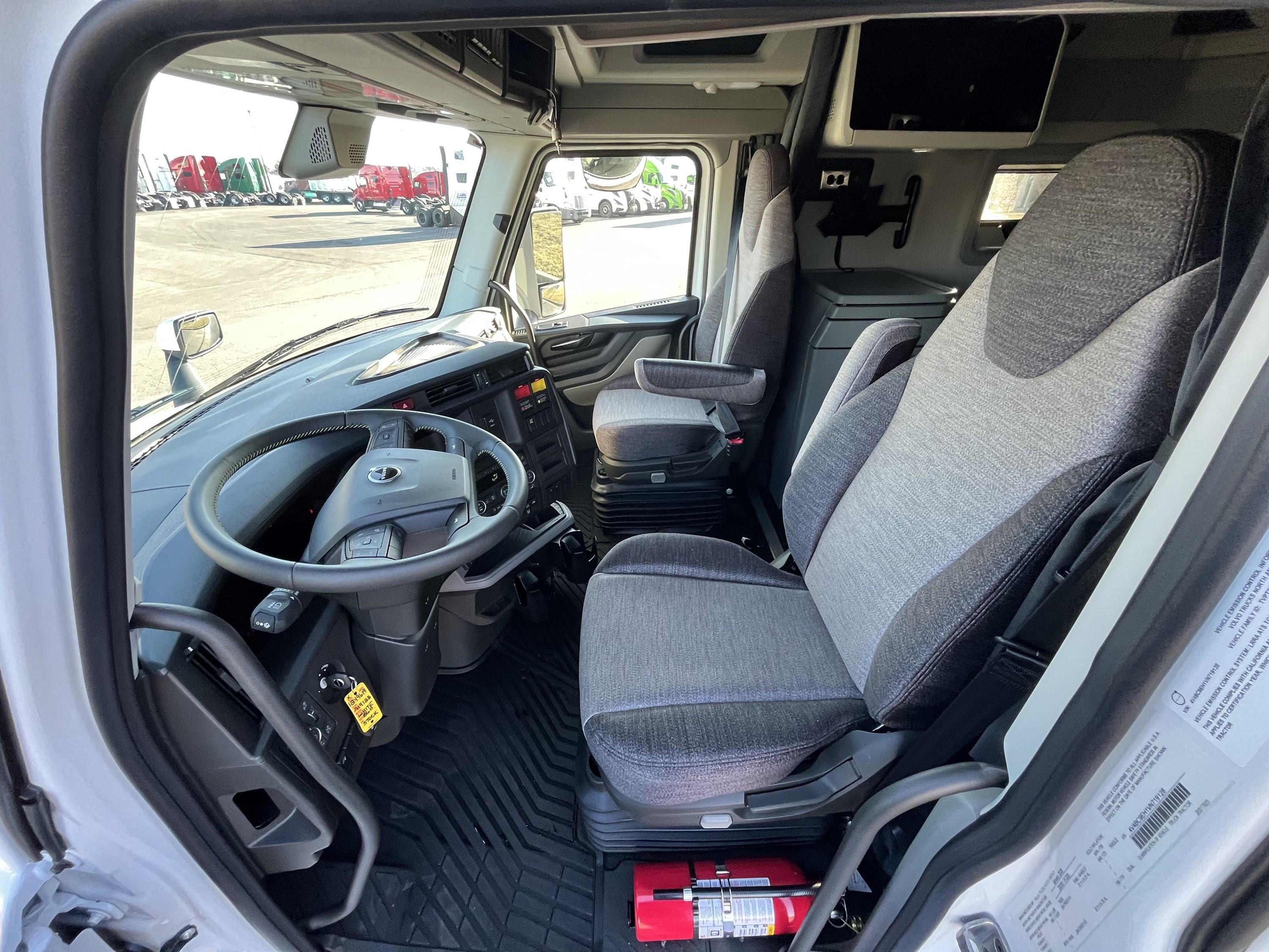 2027 Volvo VNL 860 in LA VERGNE, TN — photo 9