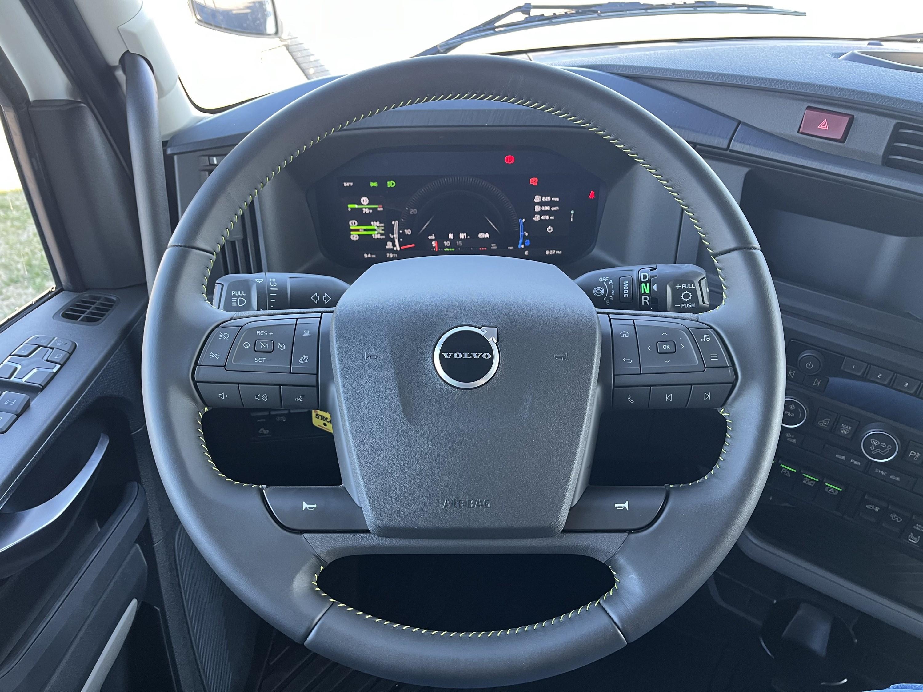 2027 Volvo VNL 860 in LA VERGNE, TN — photo 10