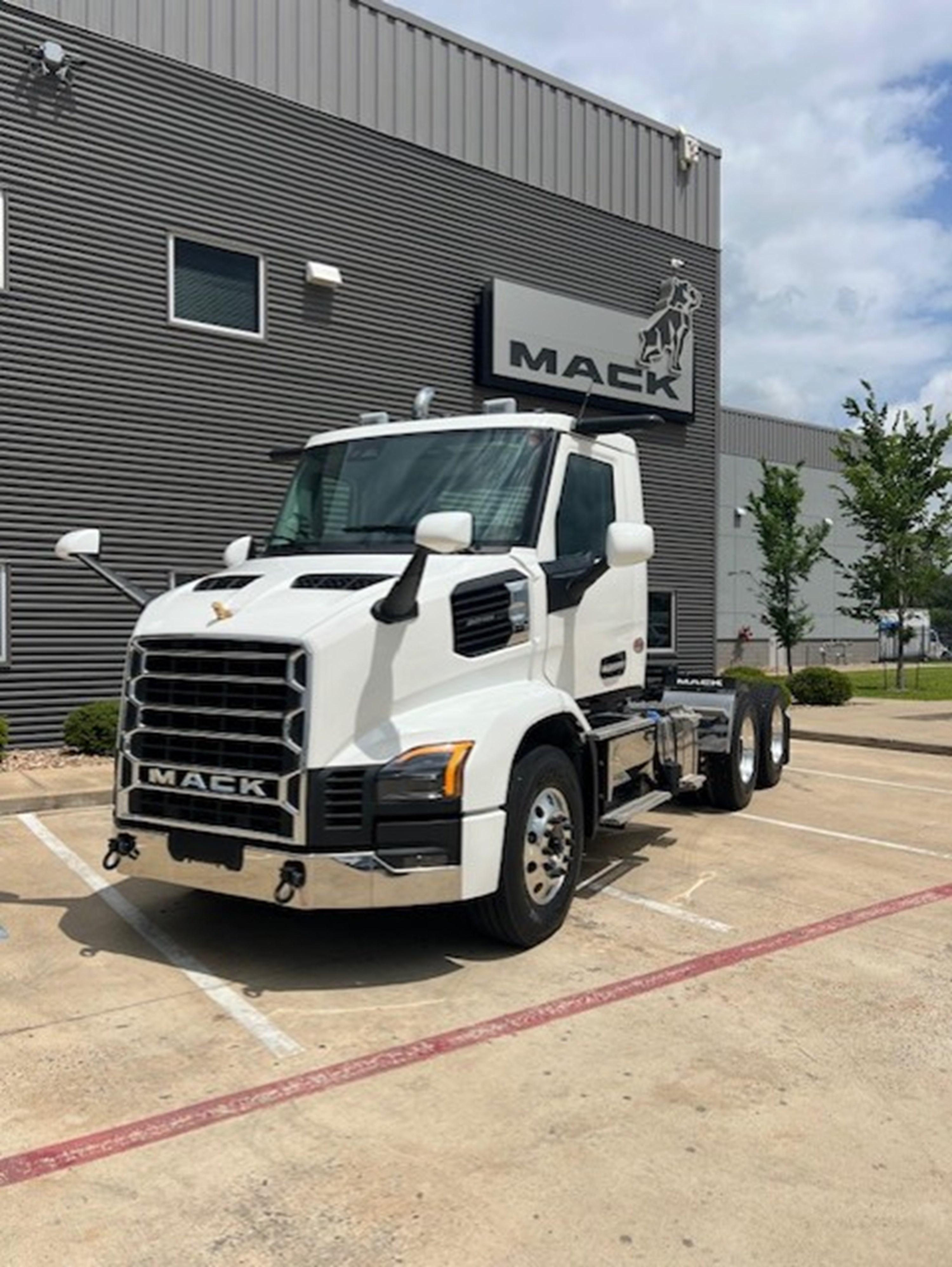 2027 Mack Anthem in HOUSTON, TX — photo 3