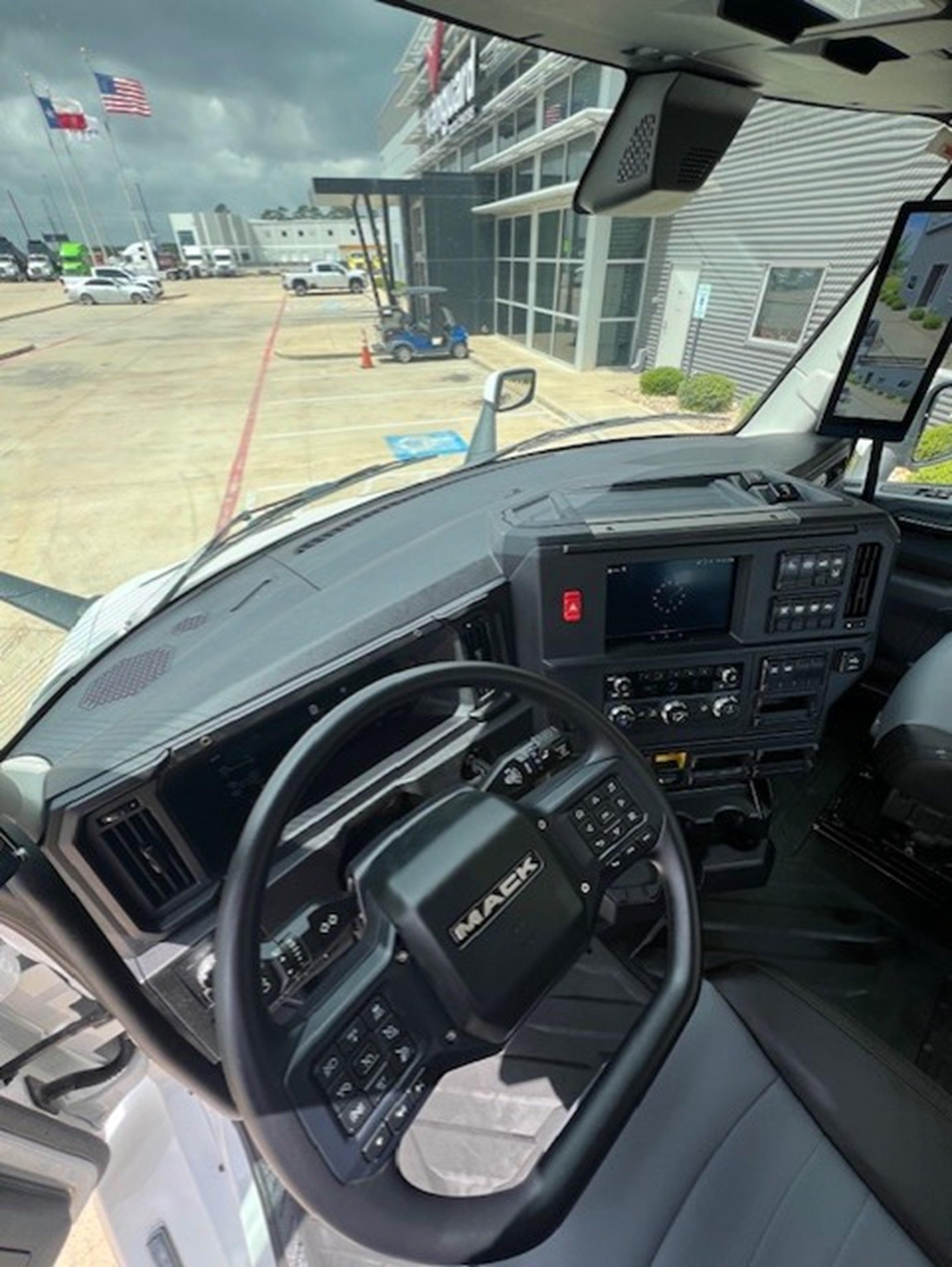 2027 Mack Anthem in HOUSTON, TX — photo 6