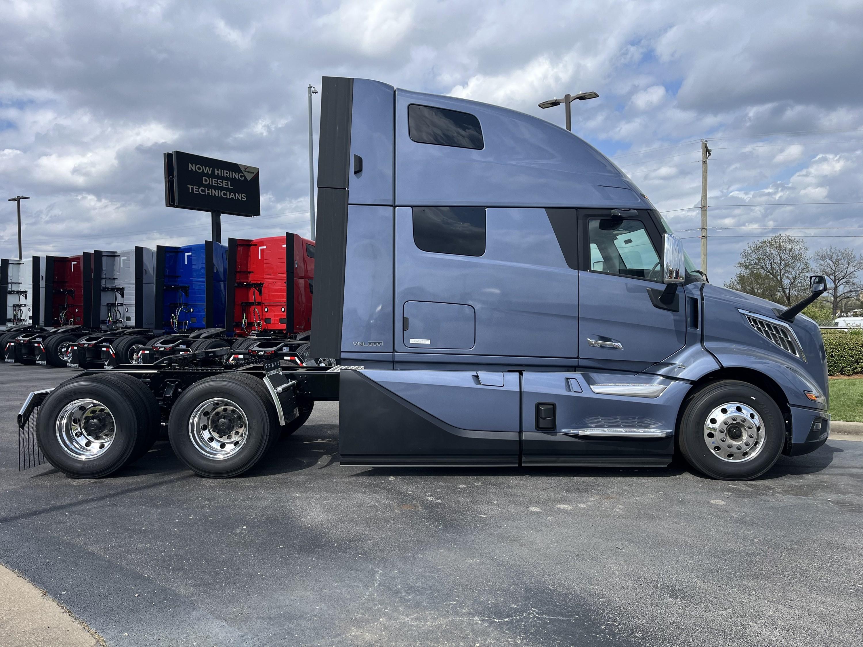 2027 Volvo VNL 860 in LA VERGNE, TN — photo 2