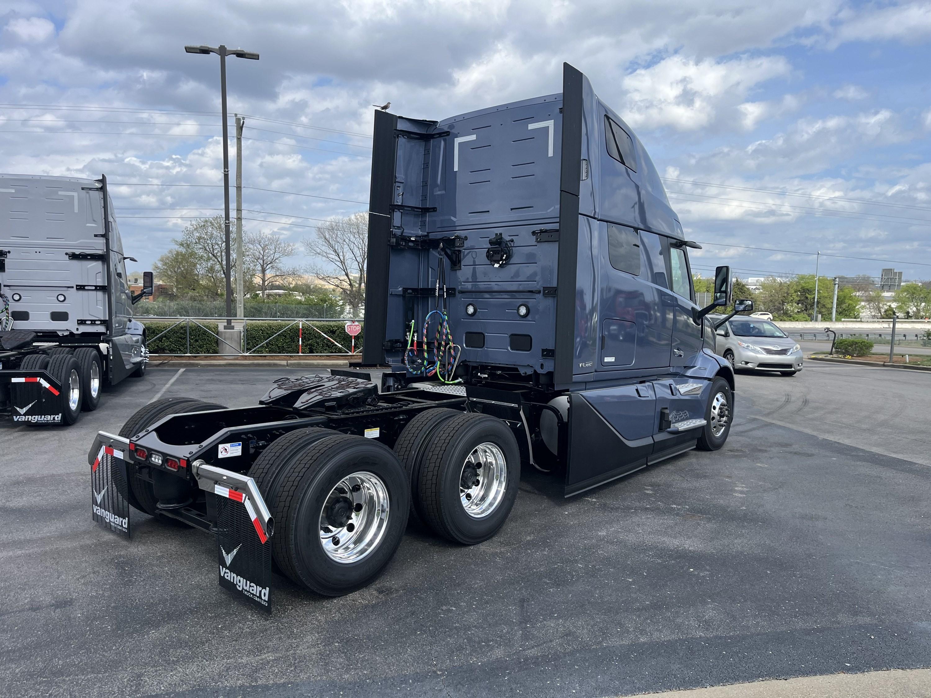 2027 Volvo VNL 860 in LA VERGNE, TN — photo 3