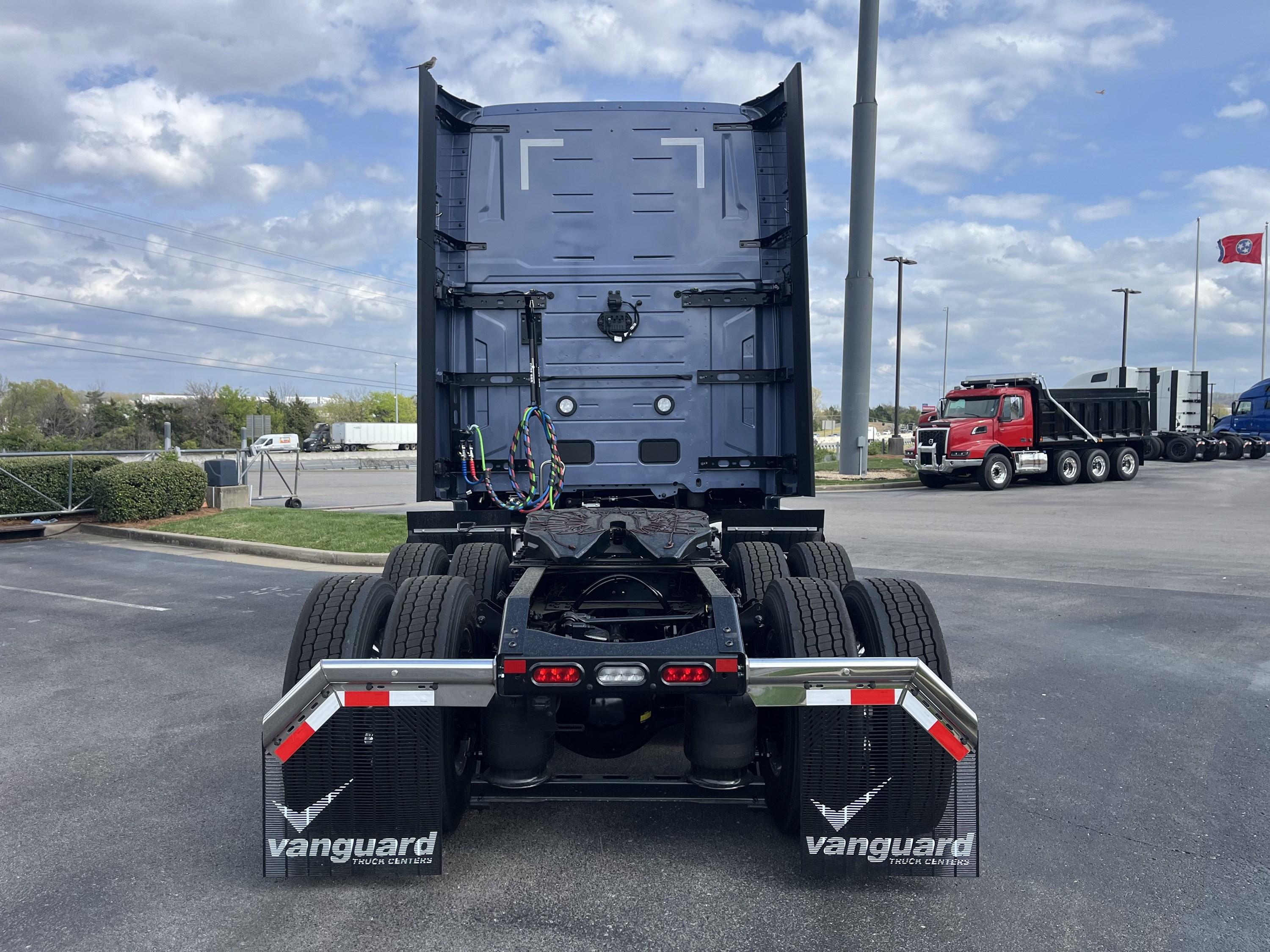 2027 Volvo VNL 860 in LA VERGNE, TN — photo 4