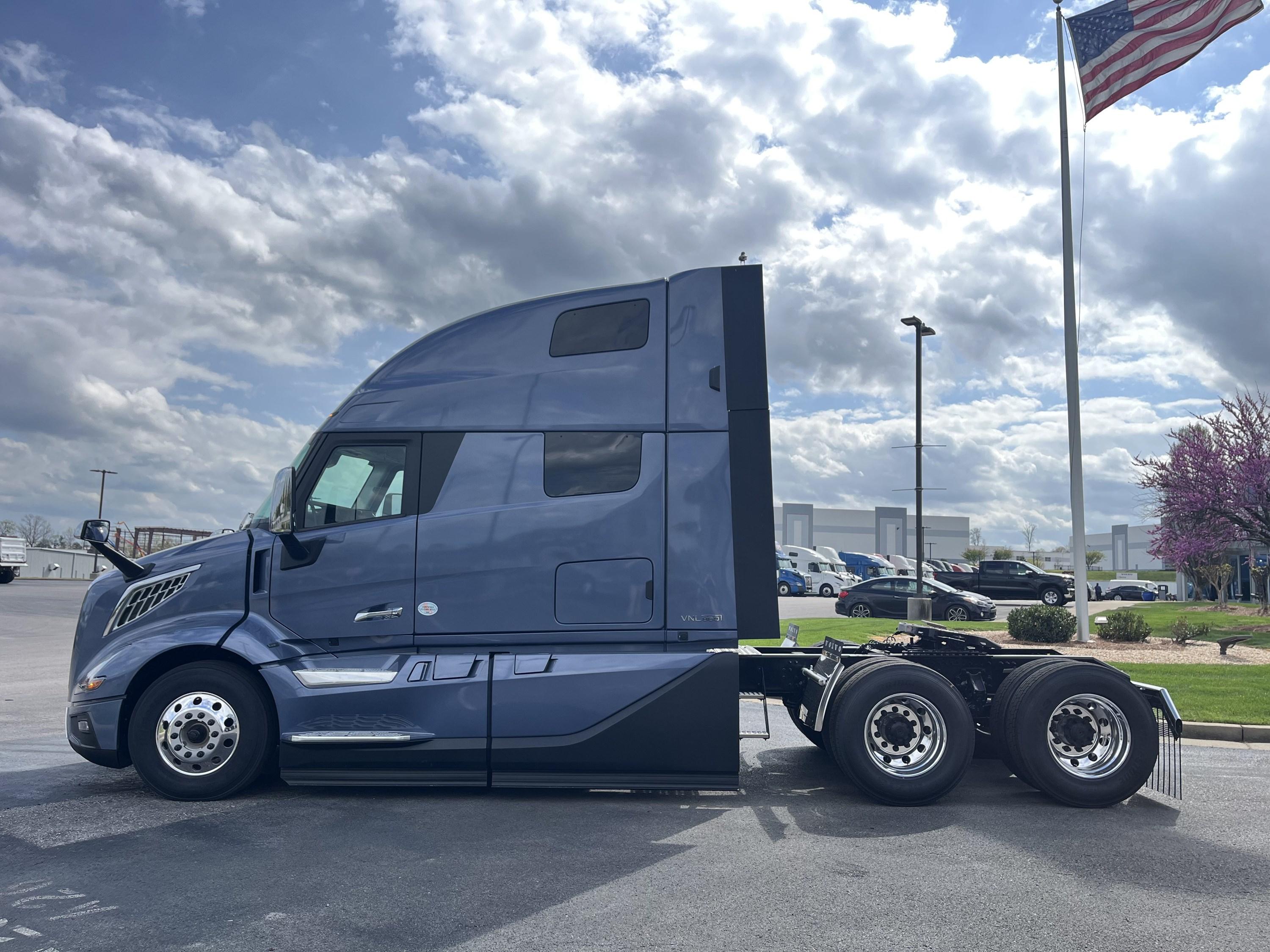 2027 Volvo VNL 860 in LA VERGNE, TN — photo 6