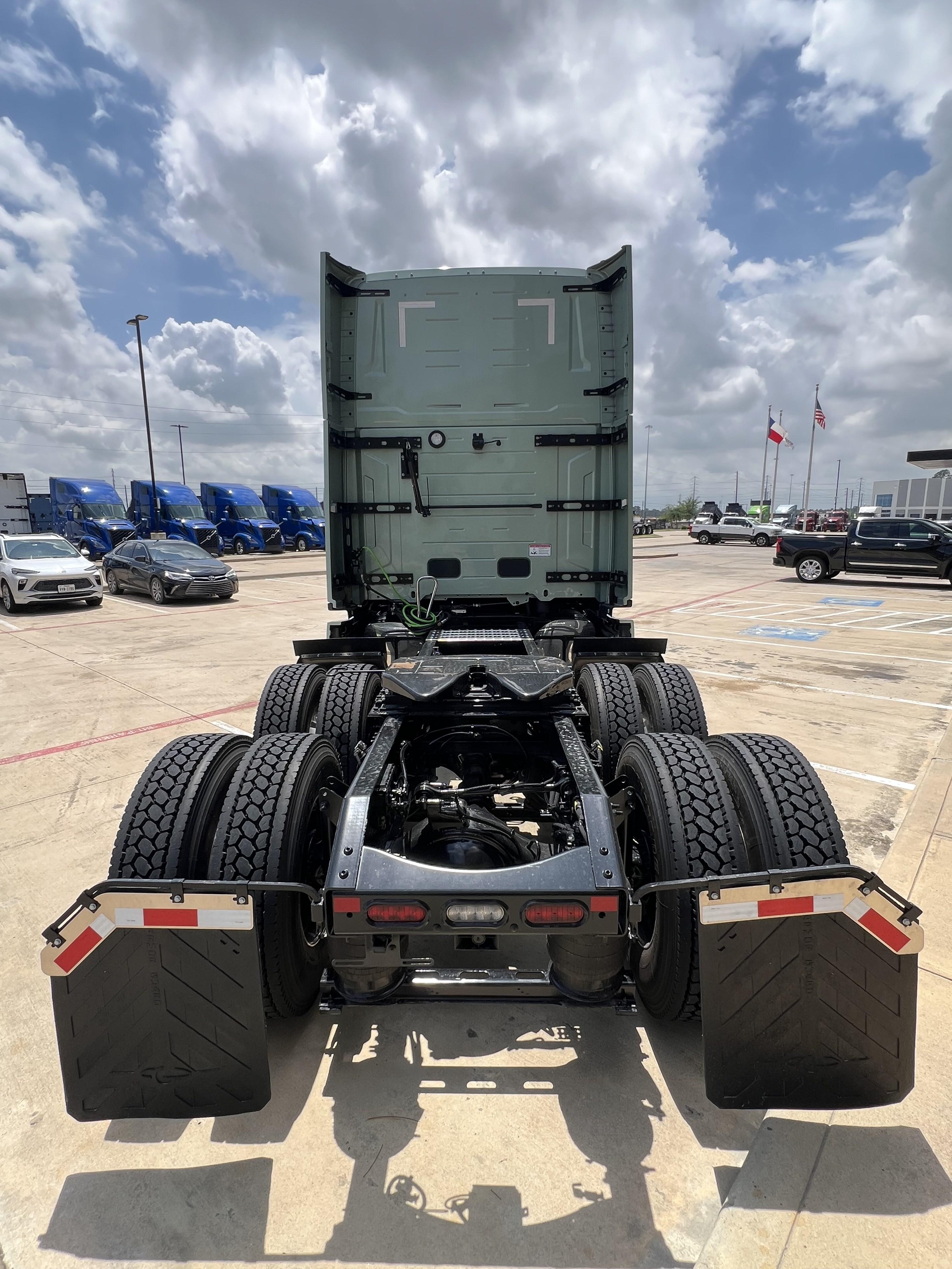 2027 Mack Pinnacle in HOUSTON, TX — photo 4