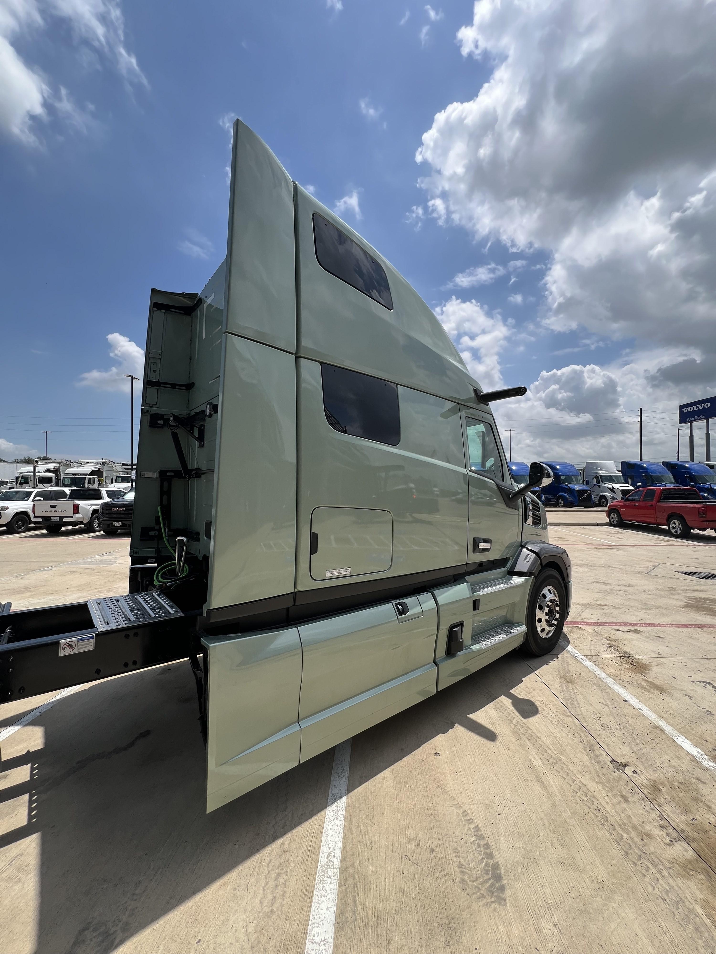 2027 Mack Pinnacle in HOUSTON, TX — photo 5