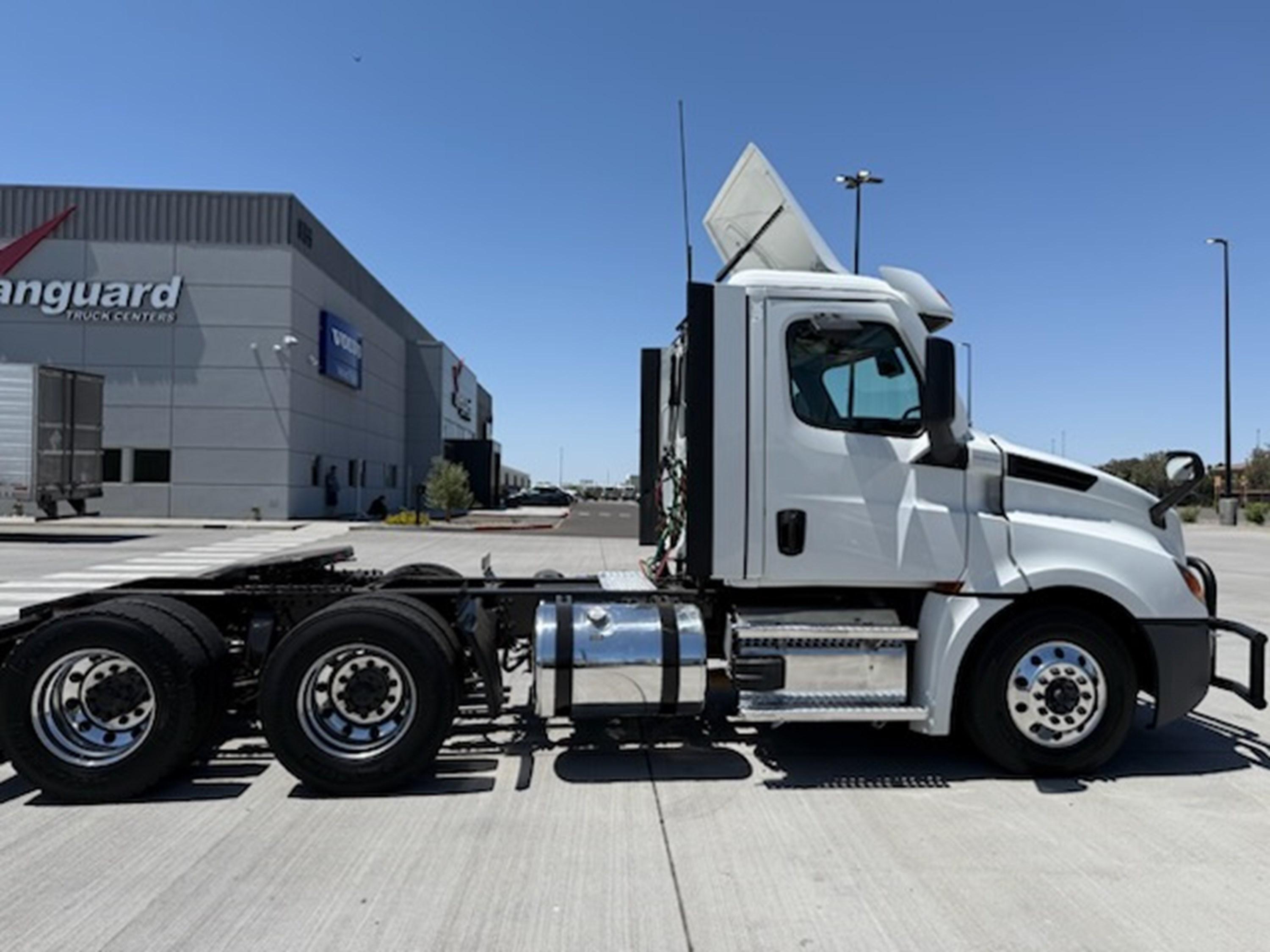 2022 Freightliner Cascadia in PHOENIX, AZ — photo 2