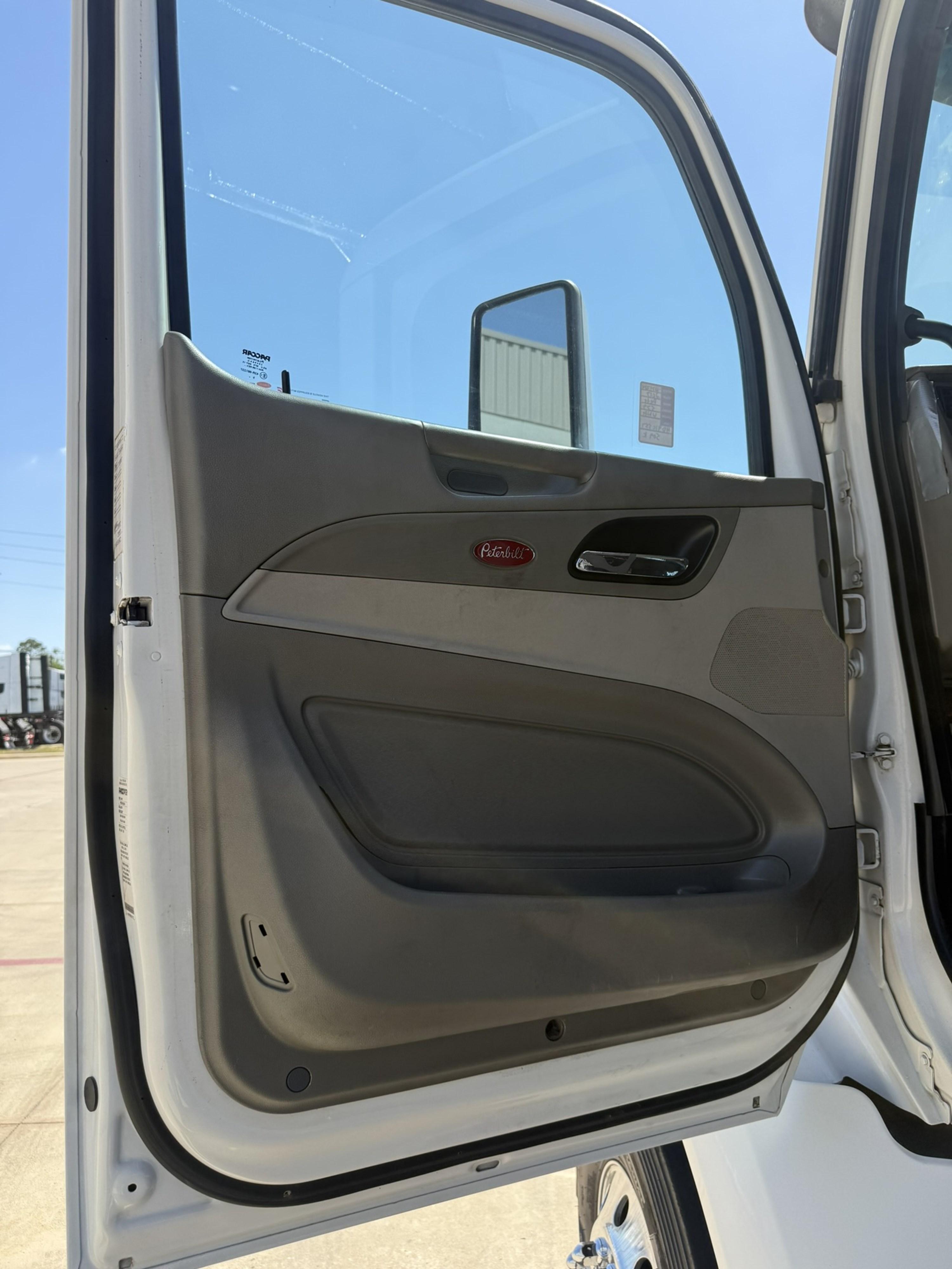 2017 Peterbilt 579 in HOUSTON, TX — photo 11