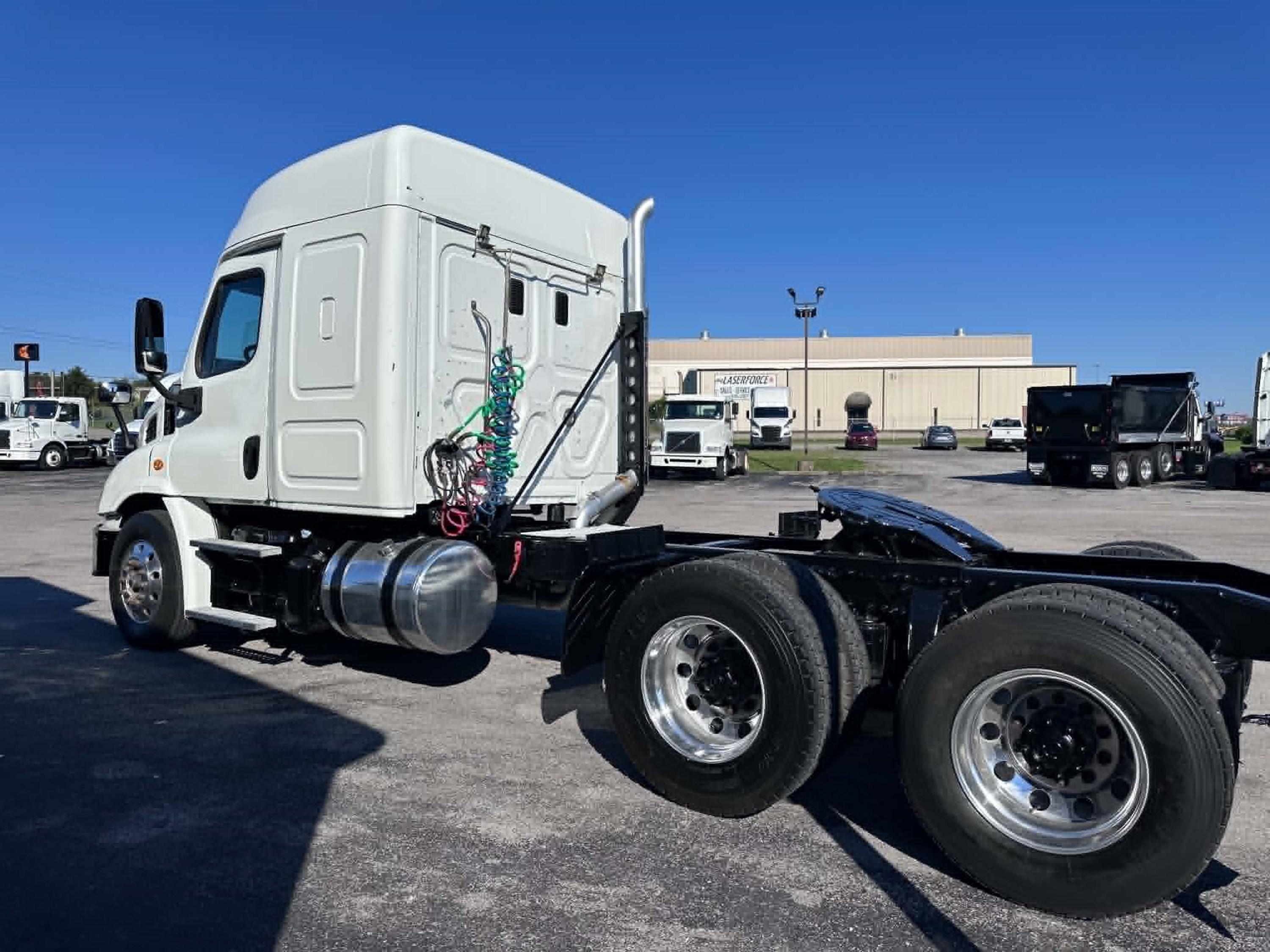 2016 Freightliner Cascadia — photo 7