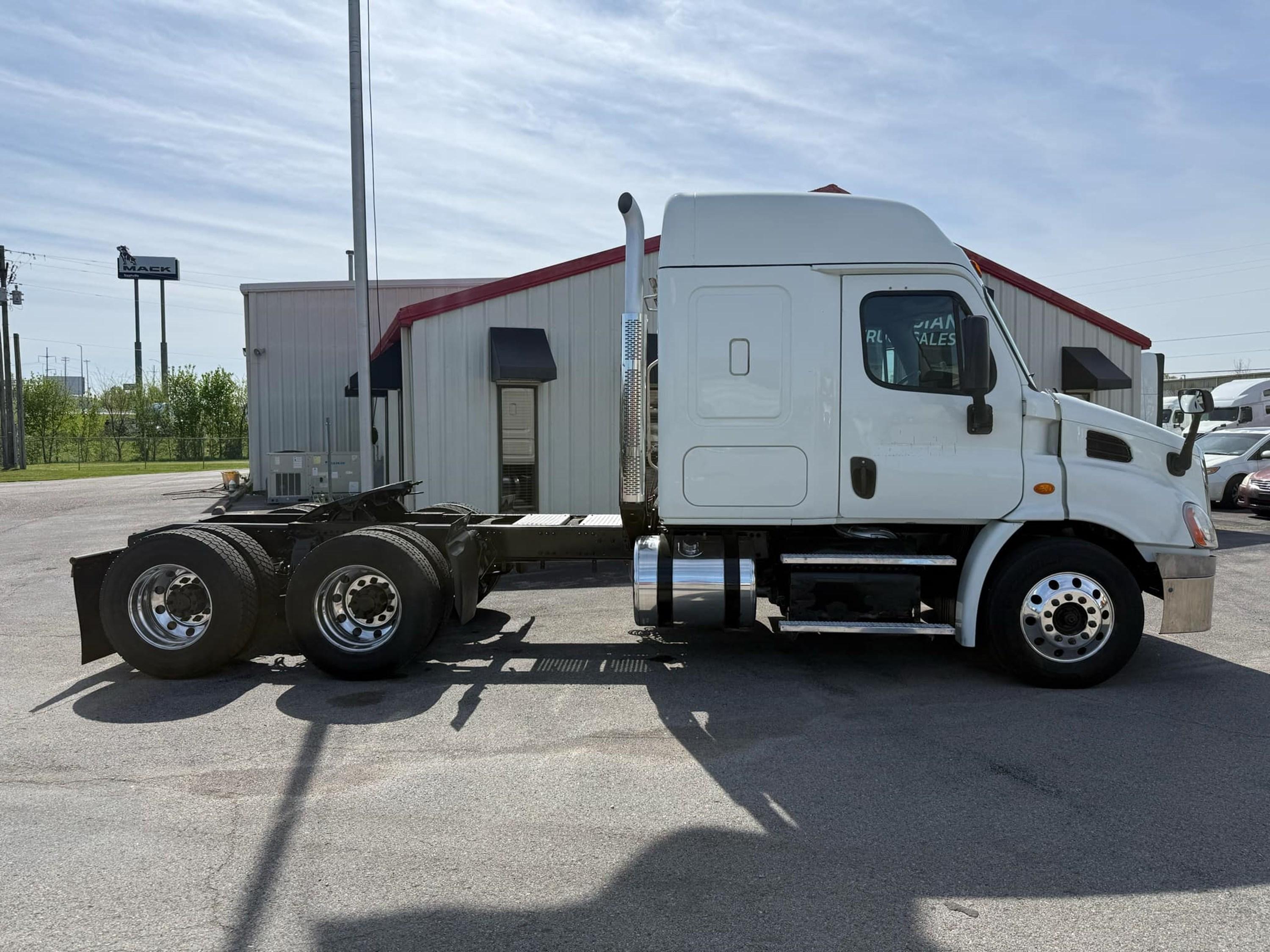 2016 Freightliner Cascadia — photo 2