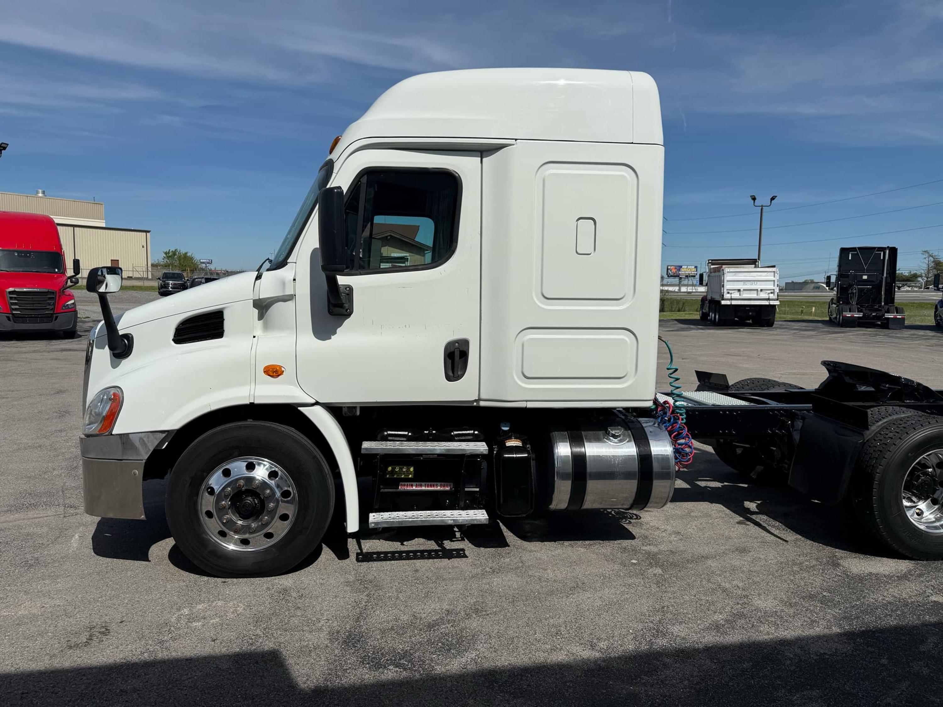2016 Freightliner Cascadia — photo 10
