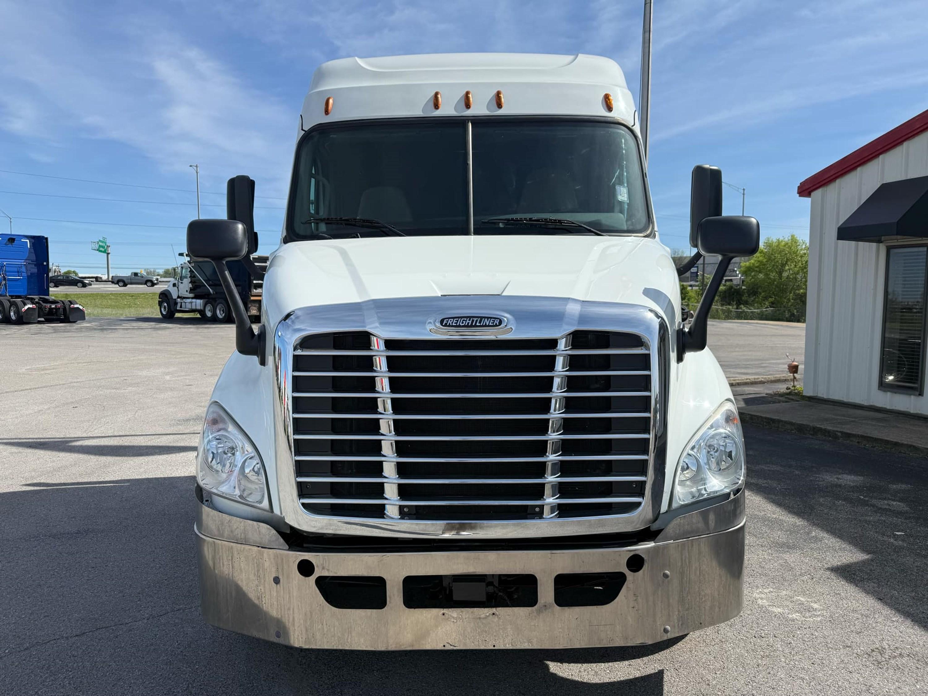 2016 Freightliner Cascadia — photo 11