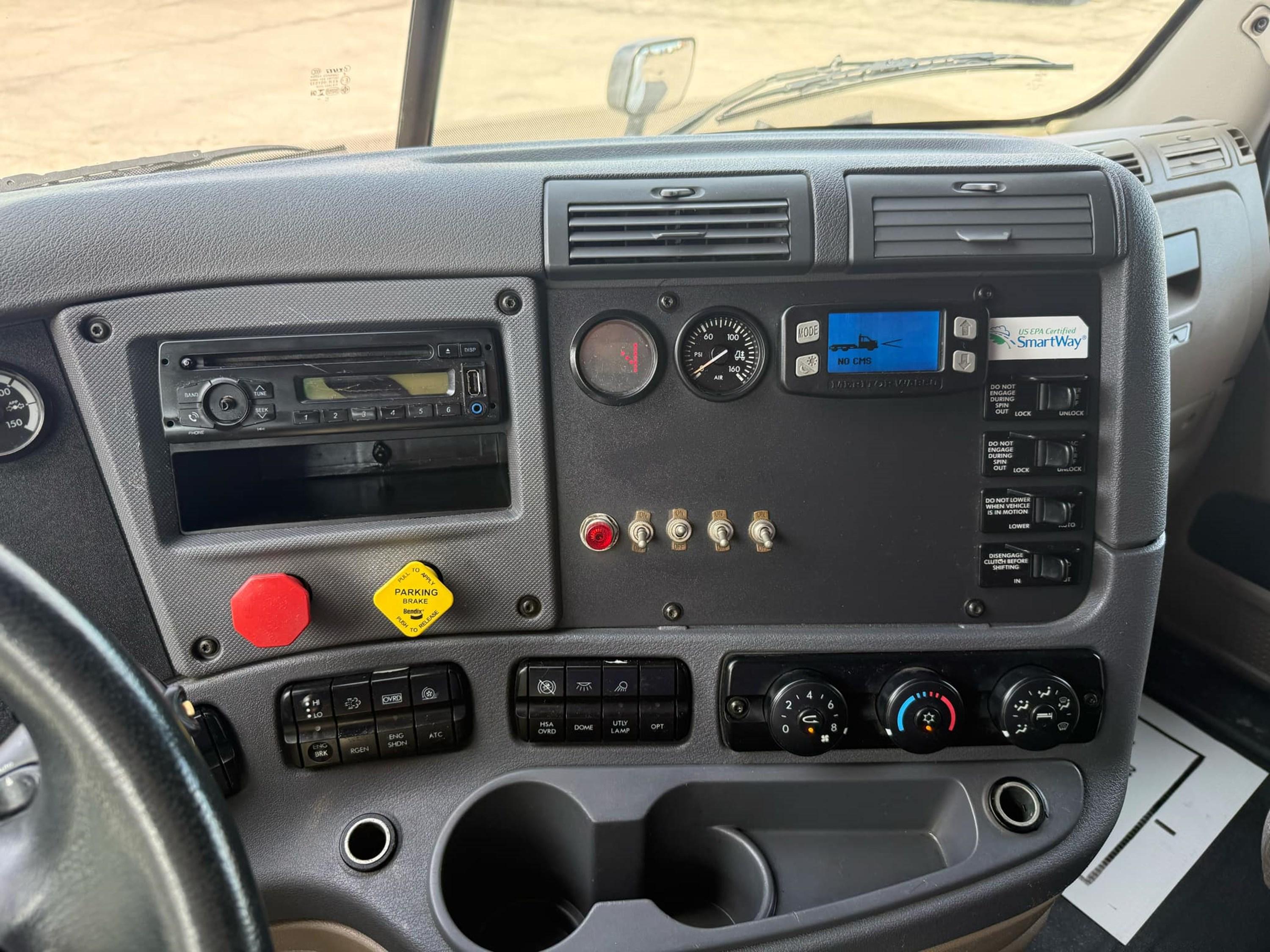 2016 Freightliner Cascadia — photo 14