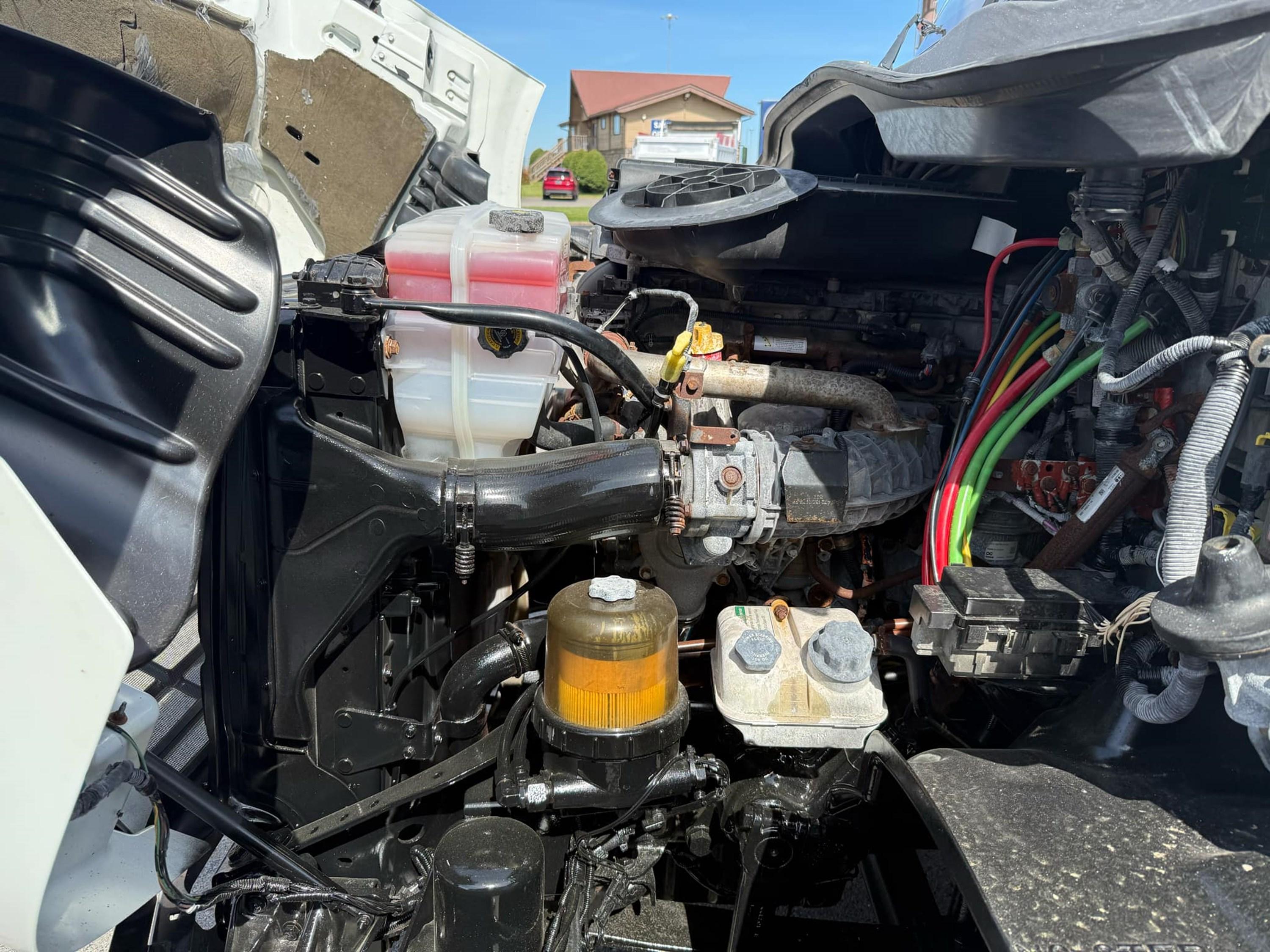 2016 Freightliner Cascadia — photo 19
