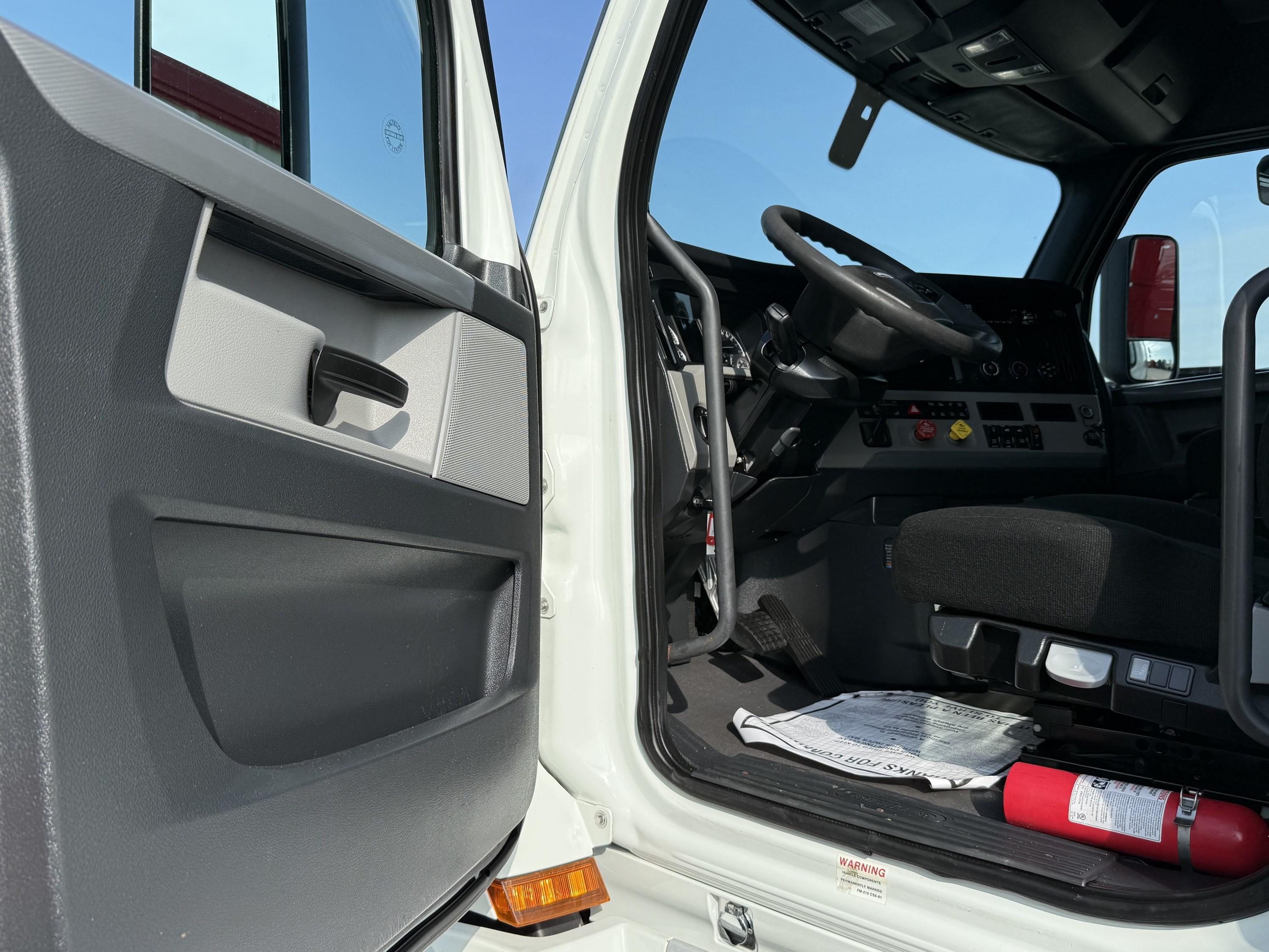 2020 Freightliner Cascadia — photo 12