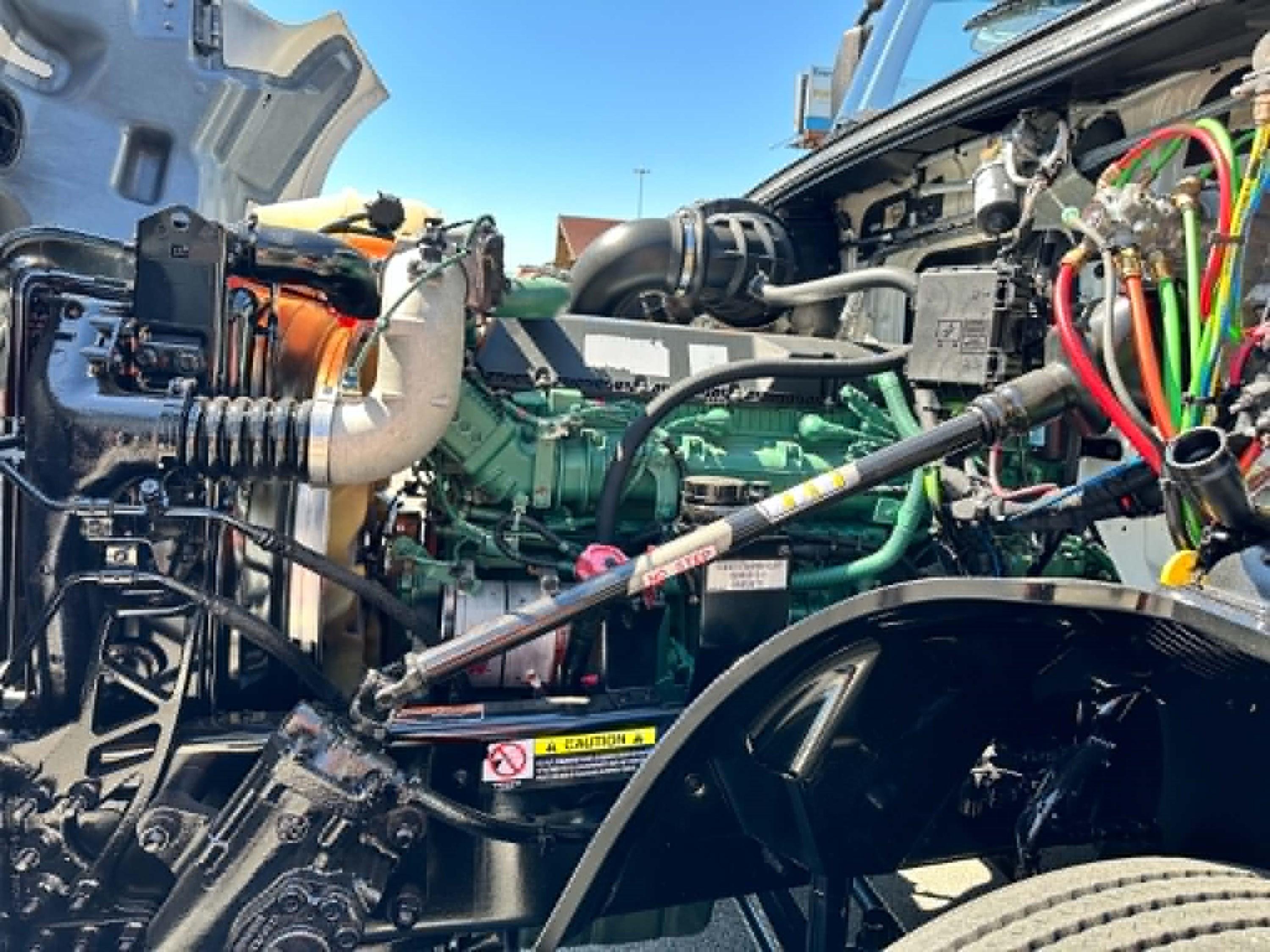 2024 Volvo VNL 860 in FRANKLIN, KY — photo 8