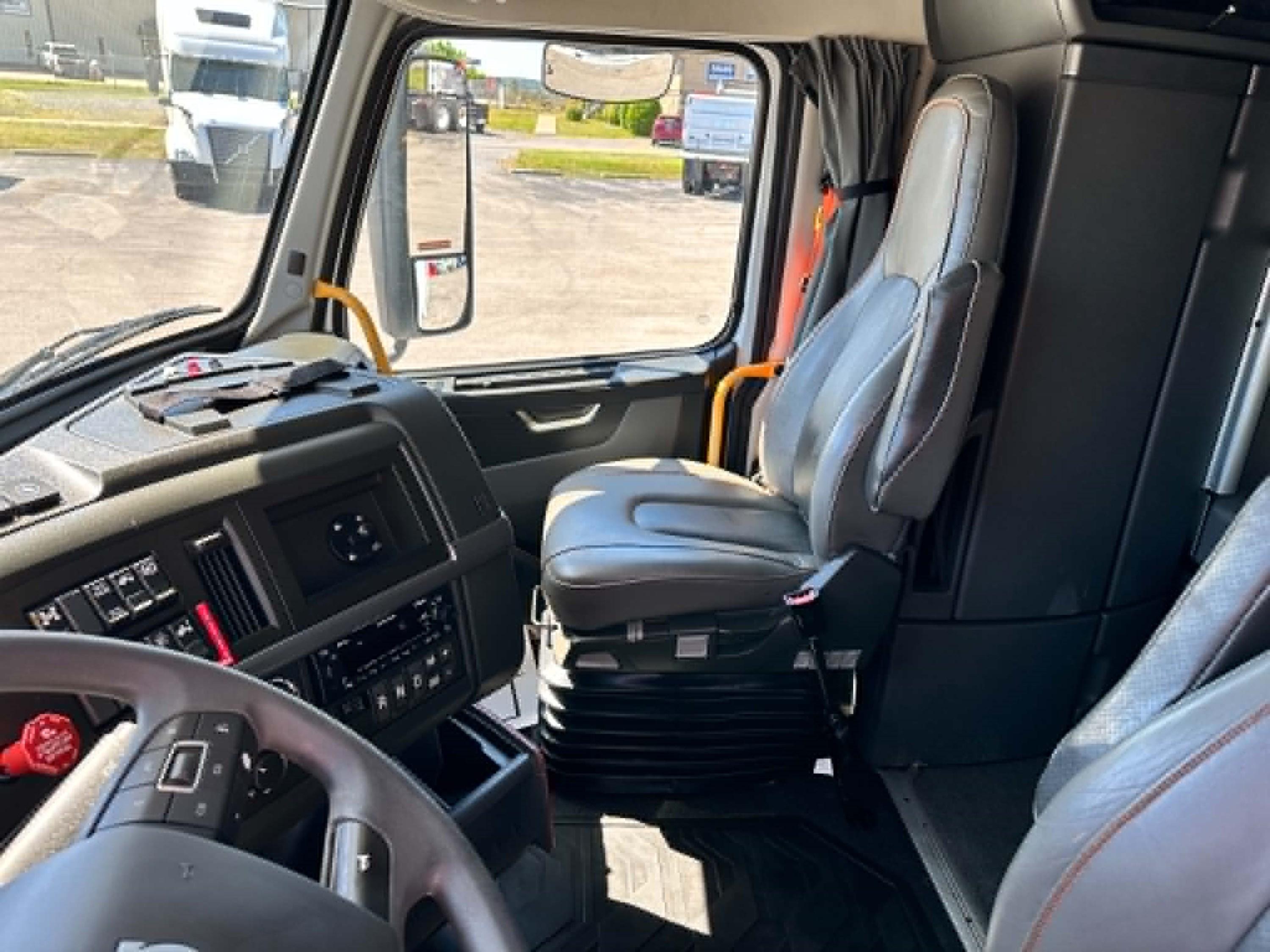 2024 Volvo VNL 860 in FRANKLIN, KY — photo 10