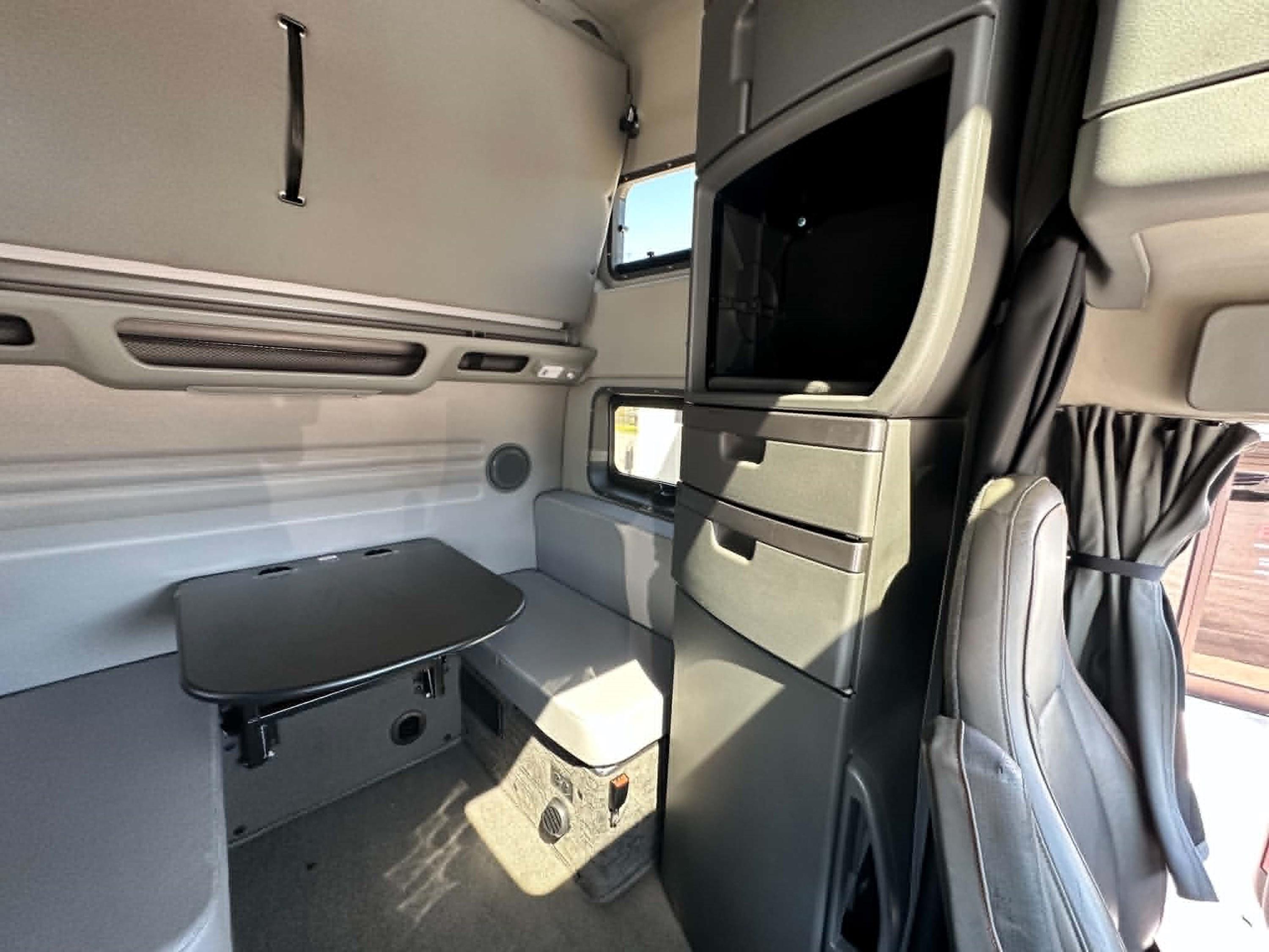 2024 Volvo VNL 860 in FRANKLIN, KY — photo 14