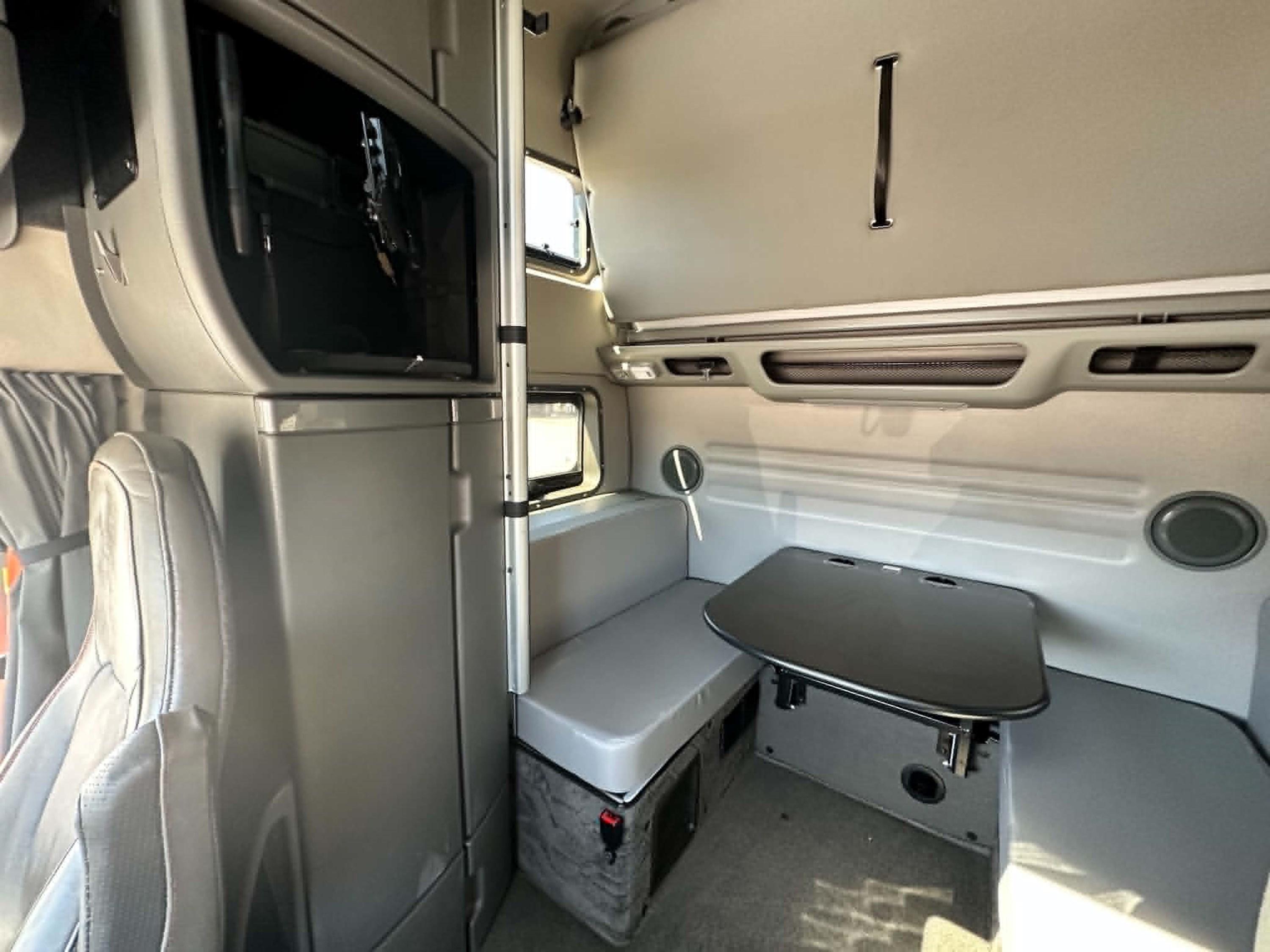 2024 Volvo VNL 860 in FRANKLIN, KY — photo 15