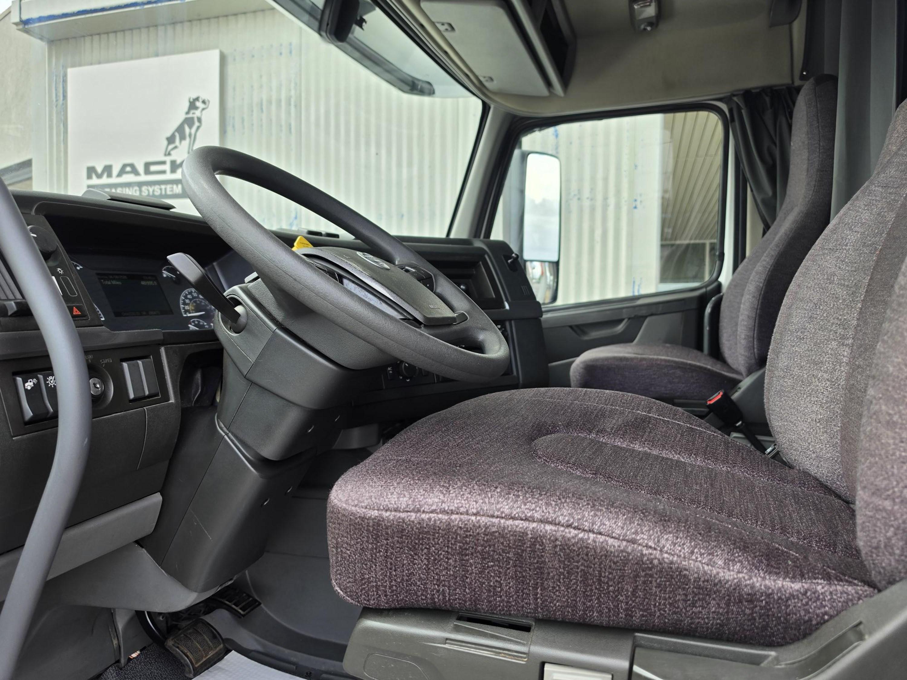 2022 Volvo VNL 760 in CAHOKIA, IL — photo 7